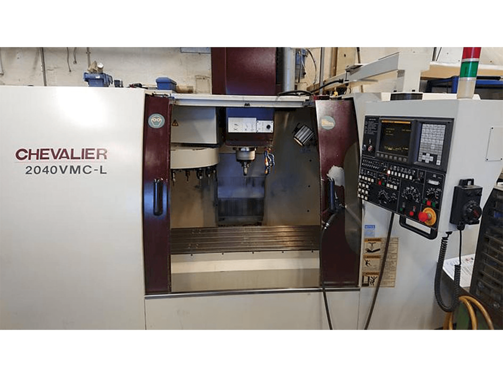 Frontansicht der Chevalier 2040 VMC-L Maschine