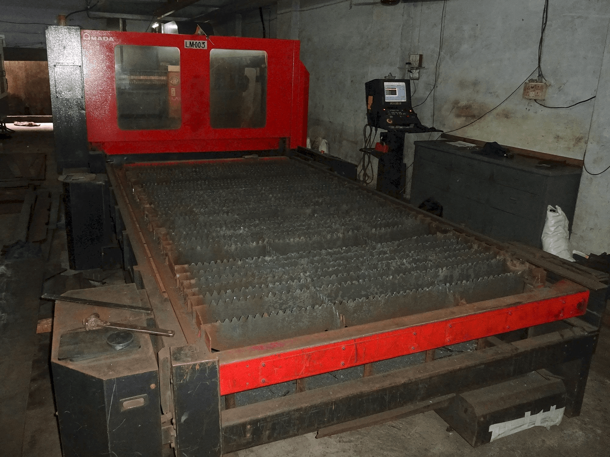 Frontansicht der AMADA F03015NT Maschine