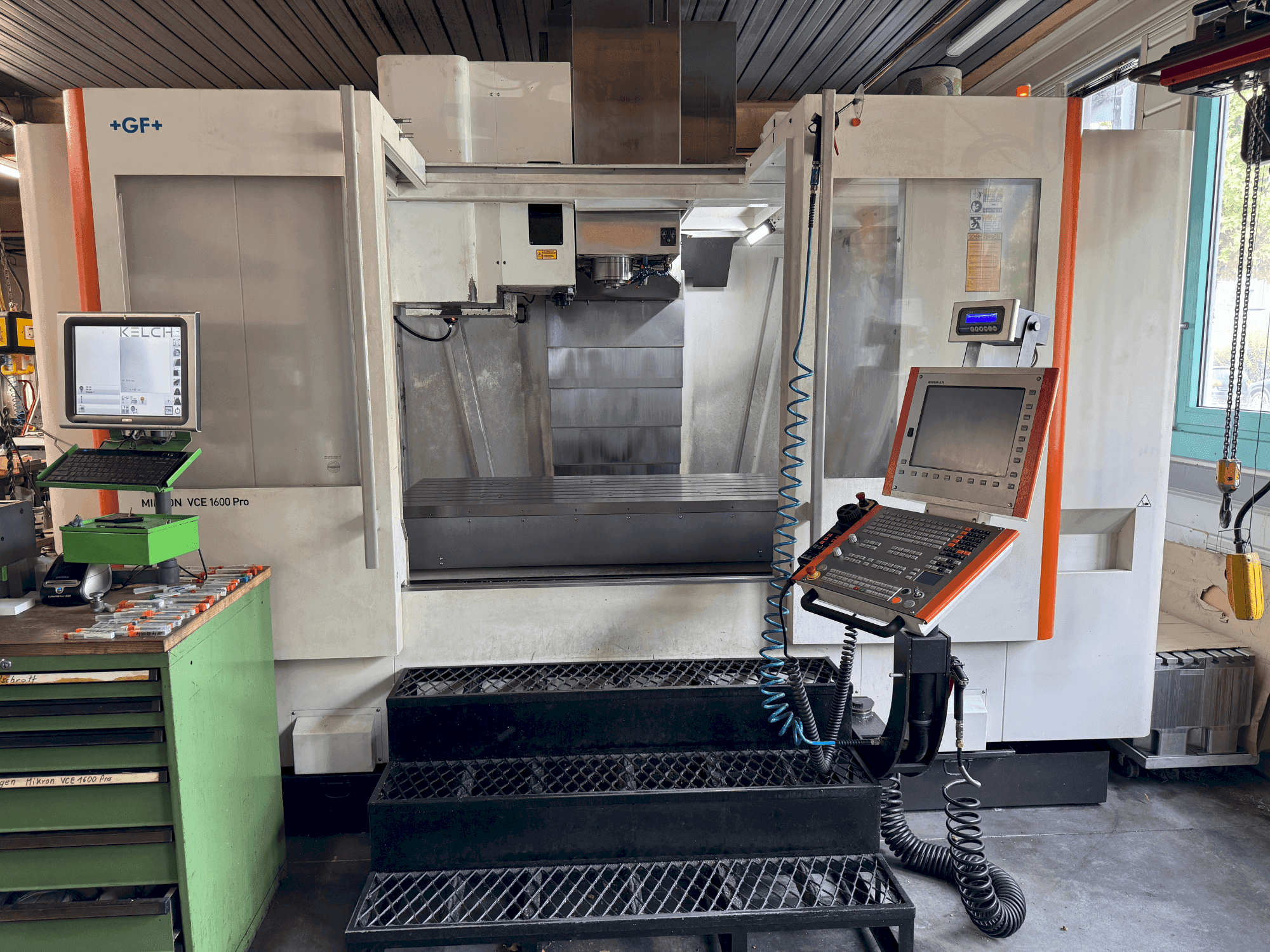 Frontansicht der MIKRON VCE 1600 PRO Maschine