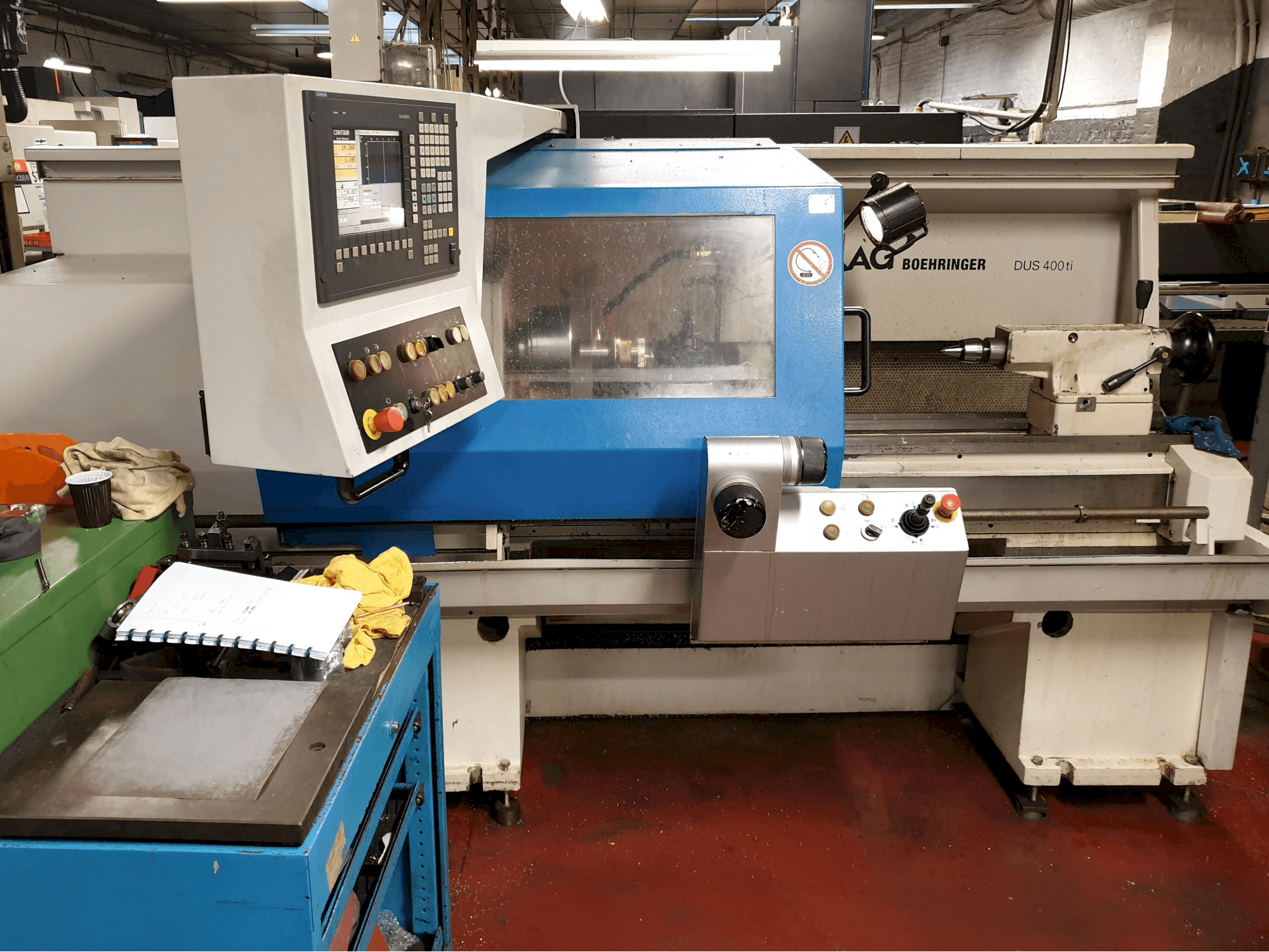 Frontansicht der BOEHRINGER DUS 400 ti Maschine