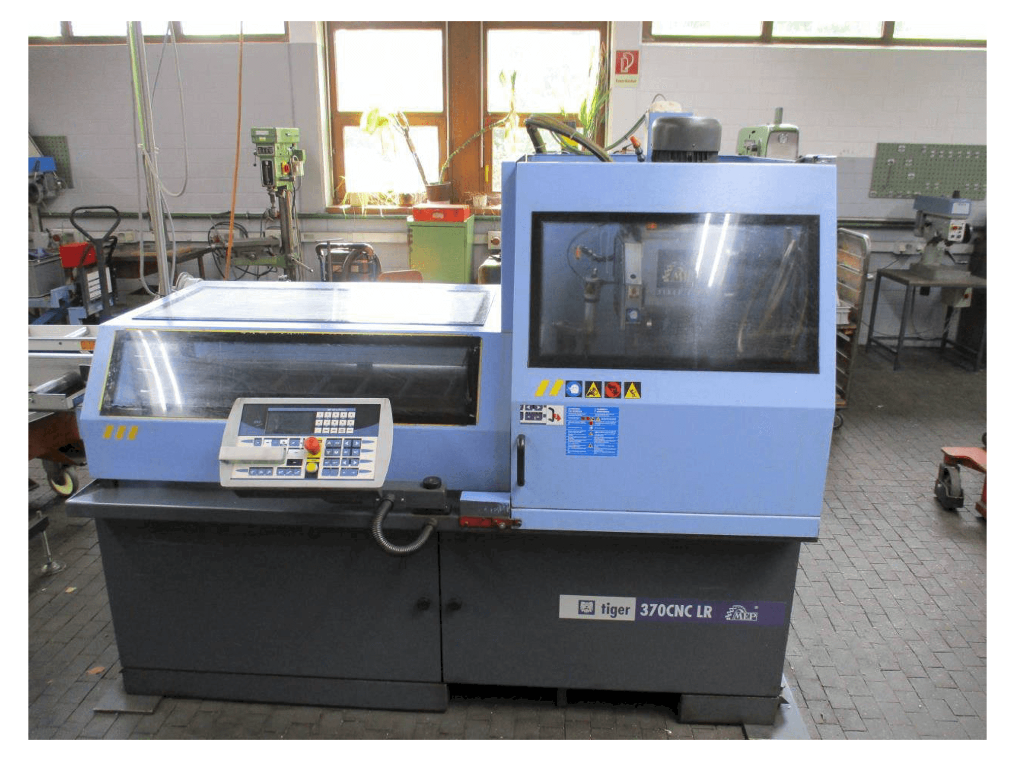Frontansicht der MEP TIGER 370 CNC - LR Maschine