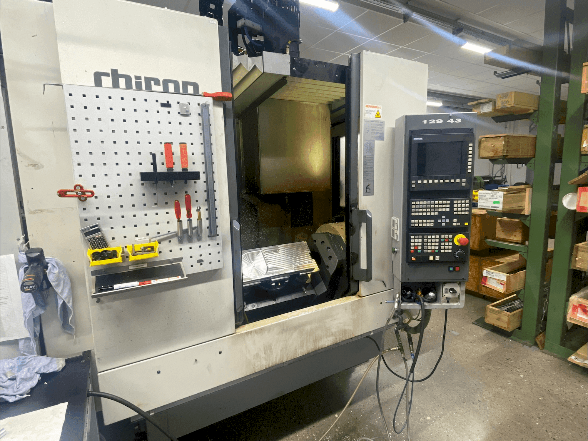 Frontansicht der CHIRON FZ 15K S Maschine