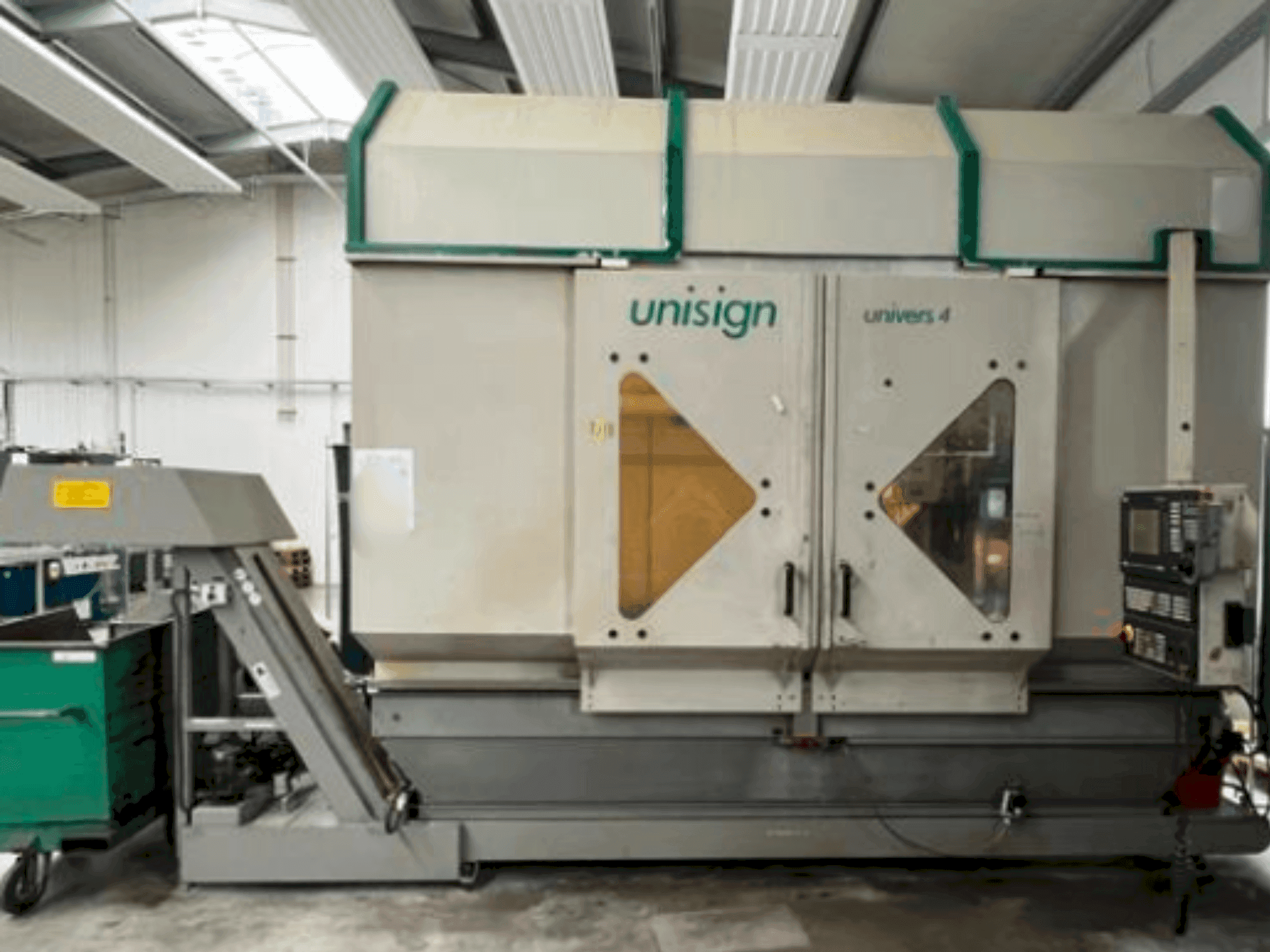 Frontansicht der Unisign Univers 4 Maschine