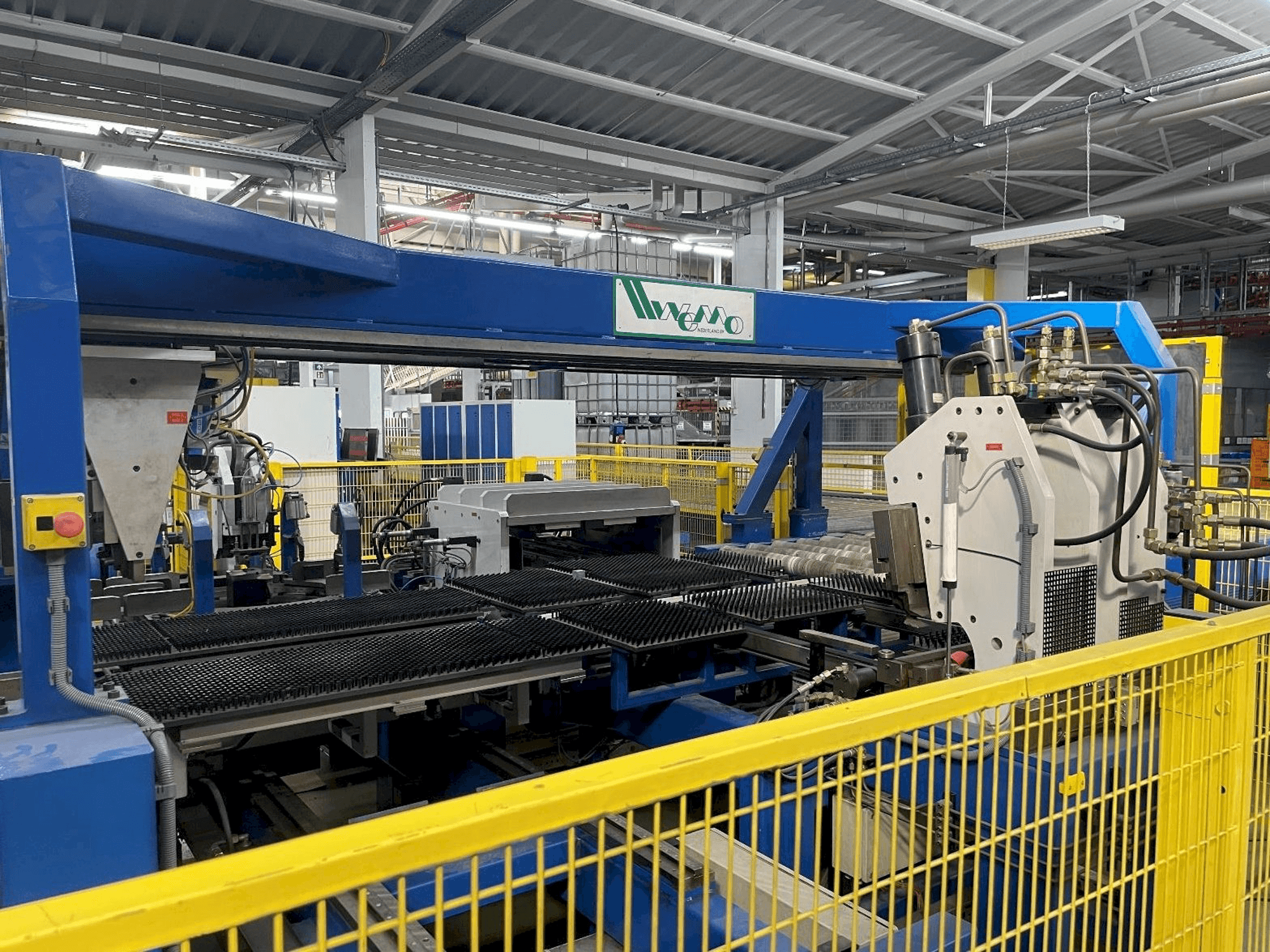 Frontansicht der WEMO Punching-Bending-System Maschine