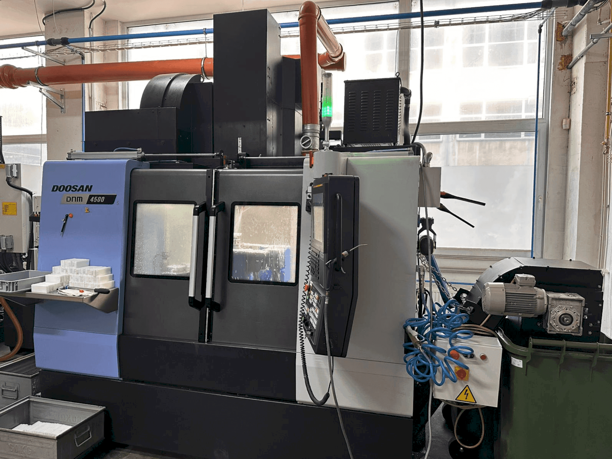 Frontansicht der DOOSAN DNM 4500 Maschine