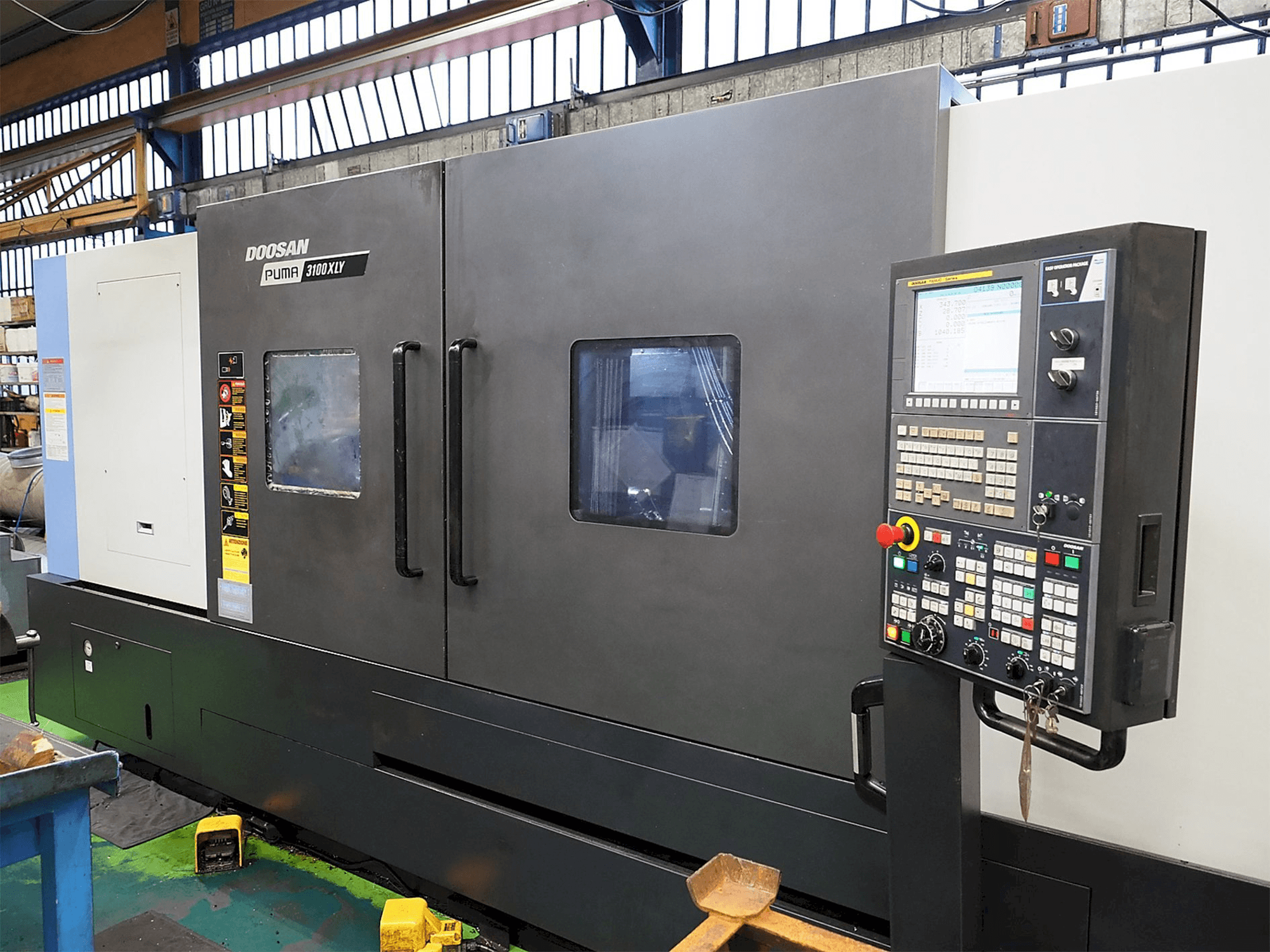 Frontansicht der Doosan Puma 3100XLY Maschine