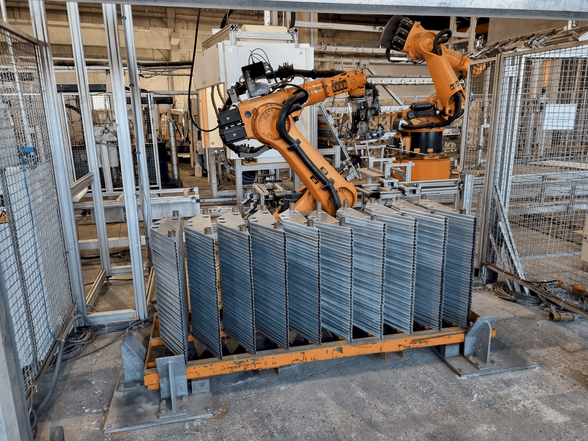 Frontansicht der KUKA KR 360 L280-2 Maschine