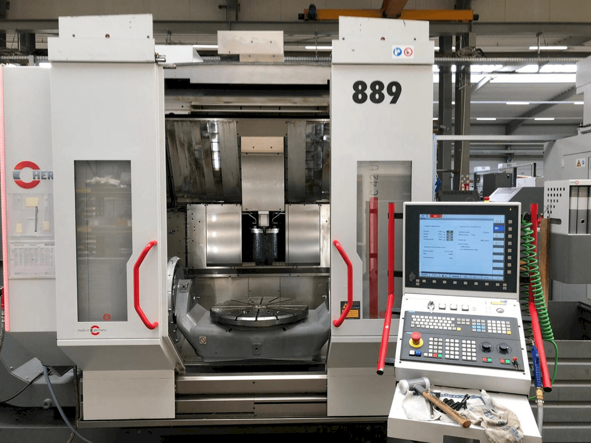 Frontansicht der HERMLE C42U MT Maschine