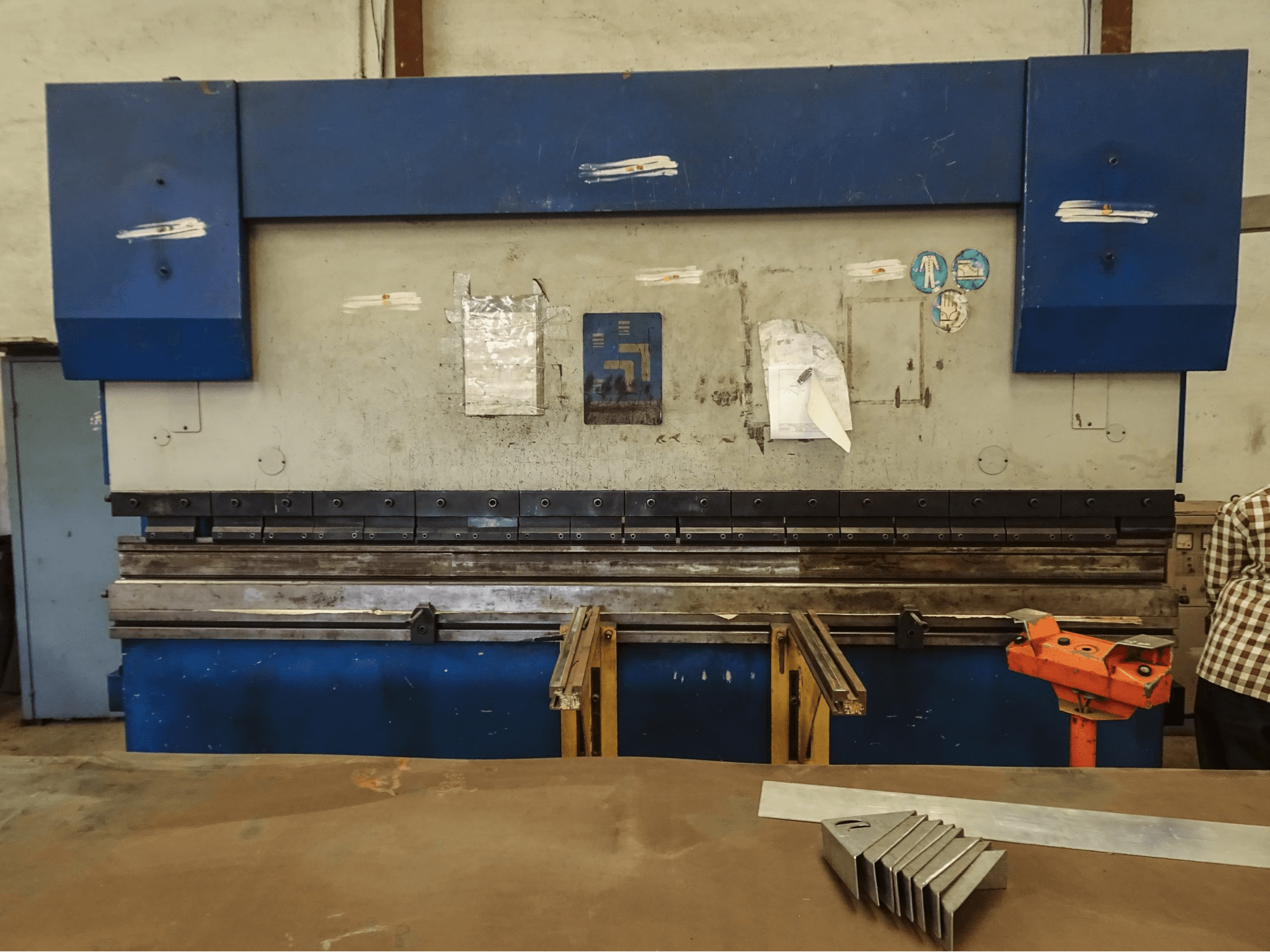 Frontansicht der Hindustan Hydraulics EHP 110 Maschine