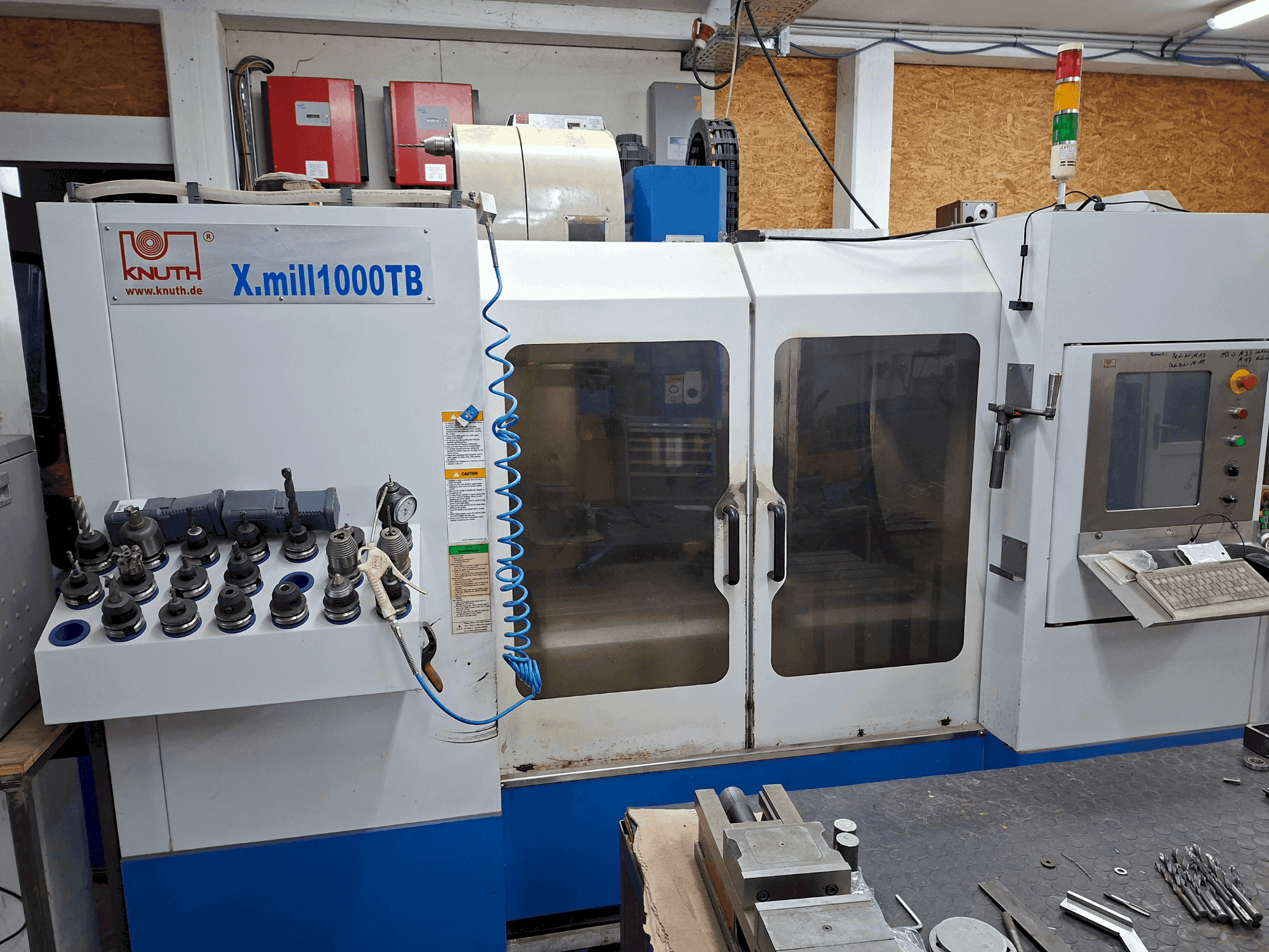 Frontansicht der KNUTH XMill 1000 TB Maschine