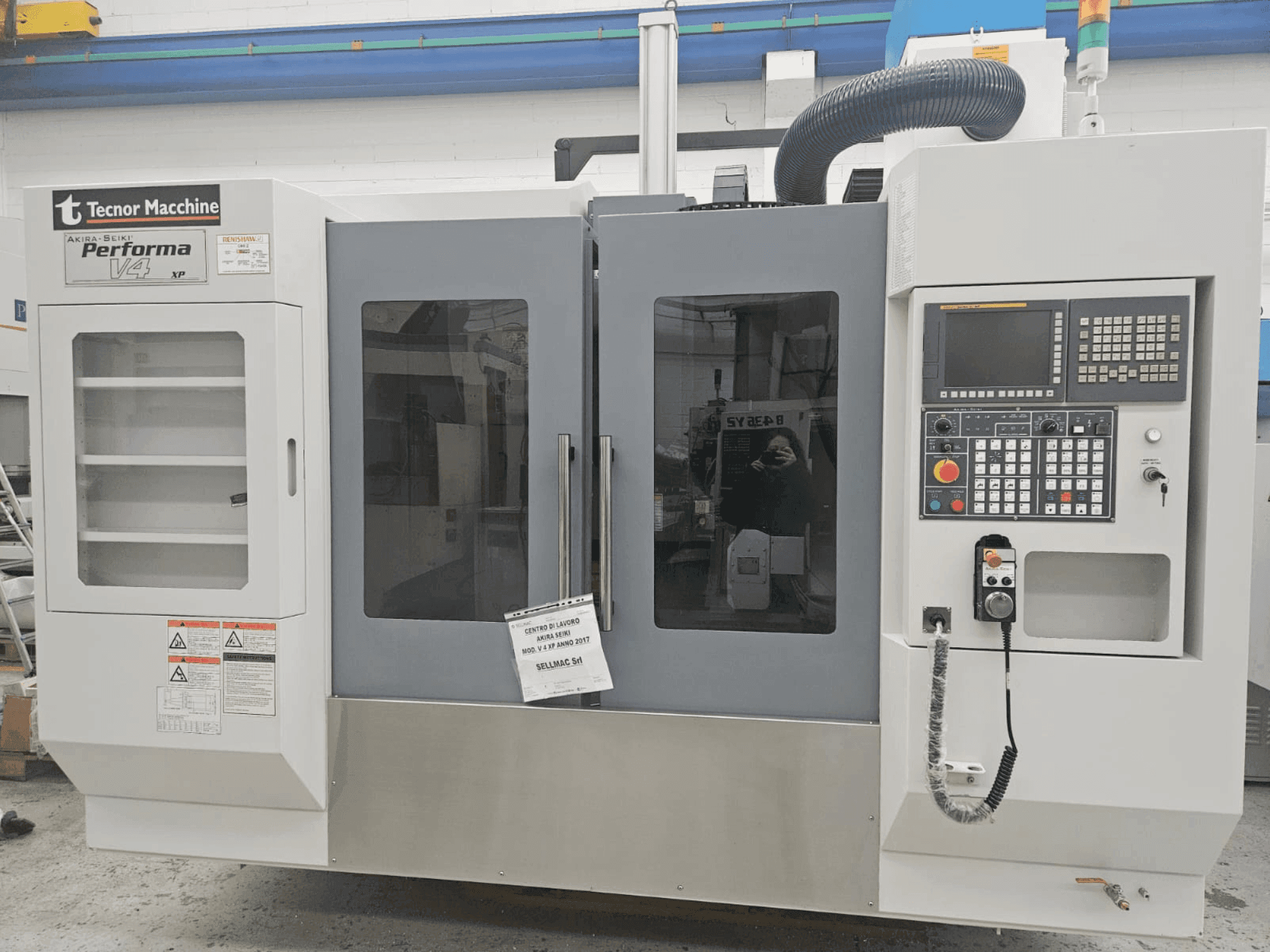 Frontansicht der Akira Seiki Performa V 4 XP Maschine