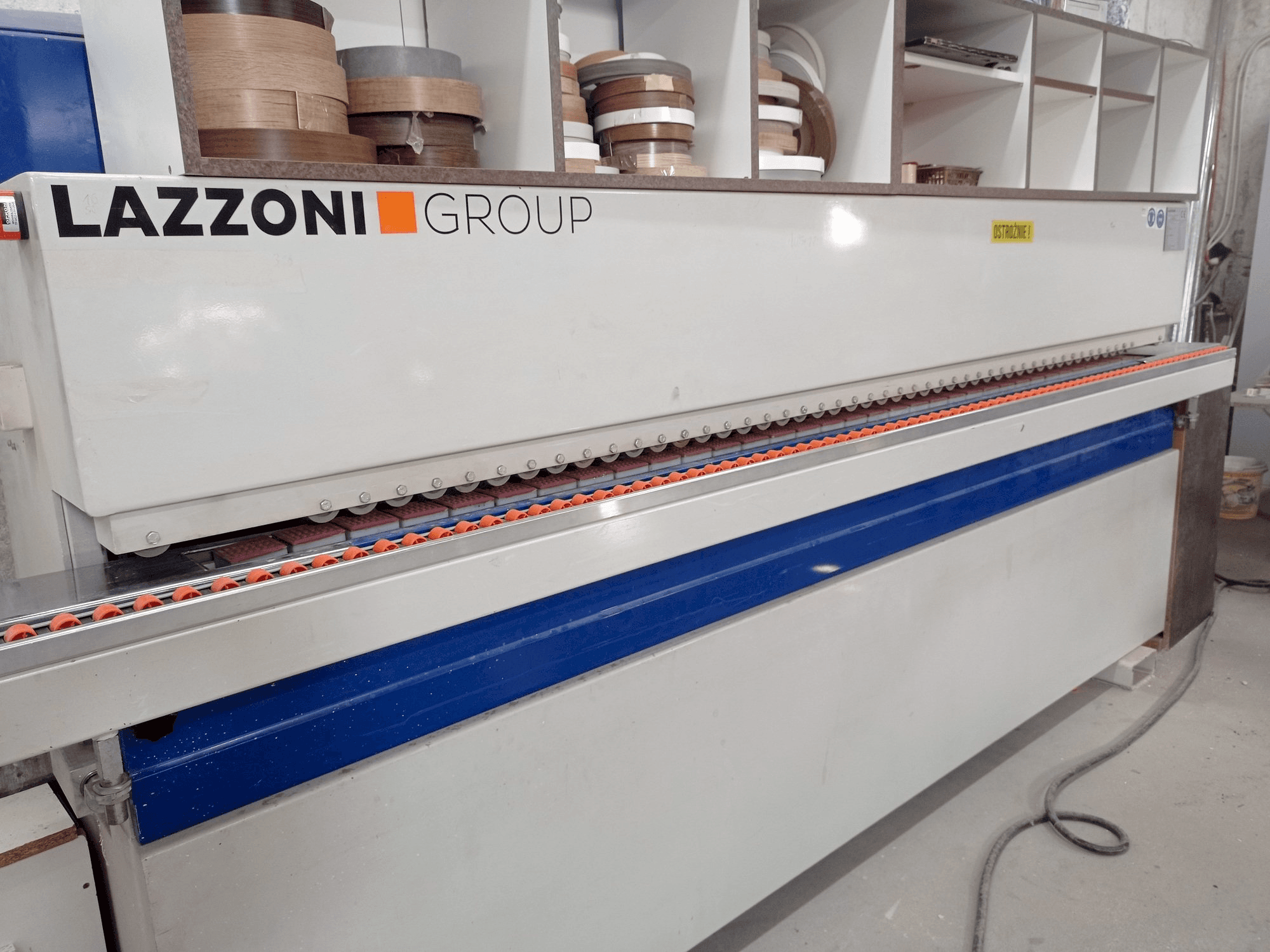 Frontansicht der LAZZONI K400 Maschine