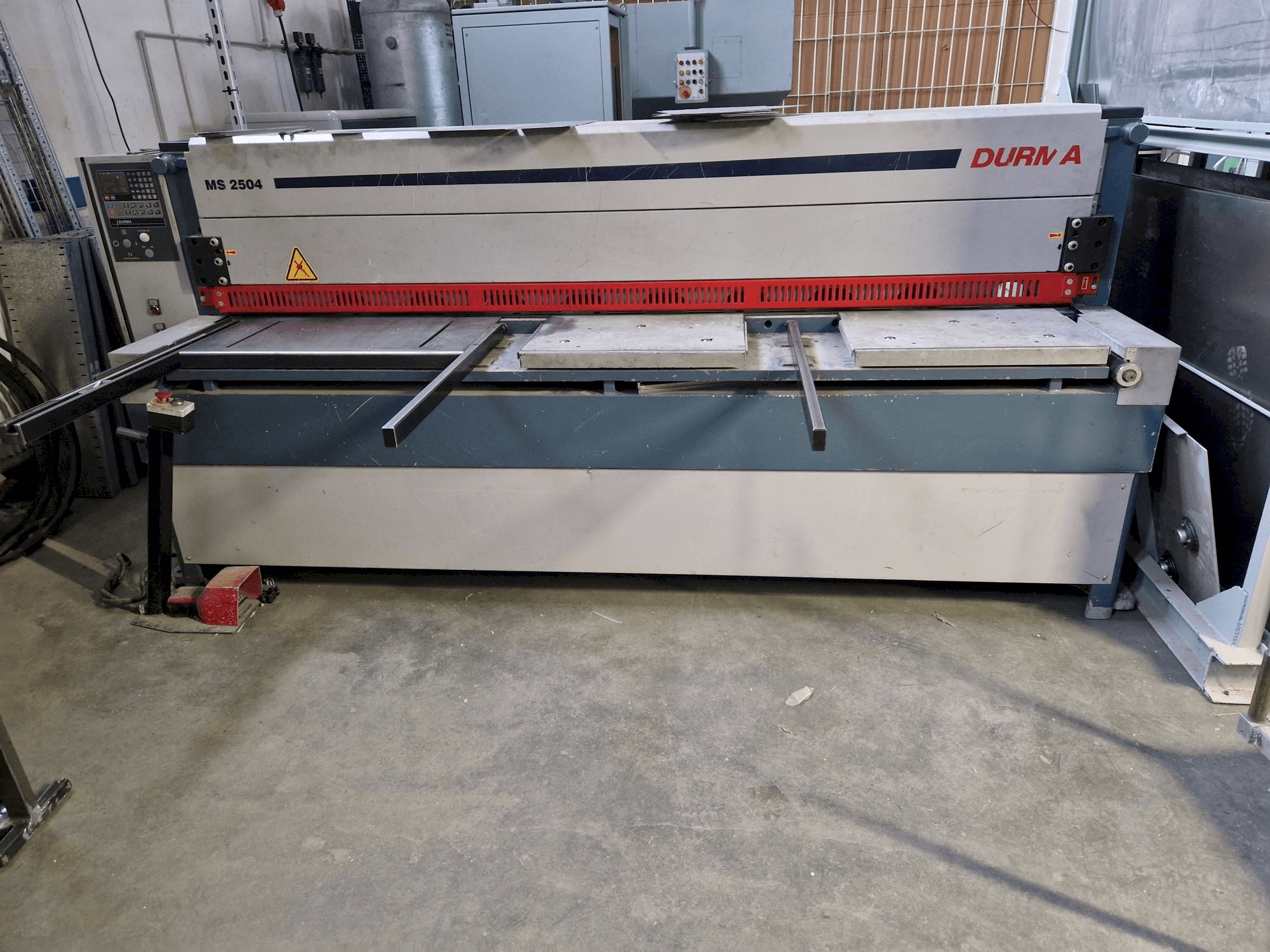 Frontansicht der Durma MS 2504 Maschine