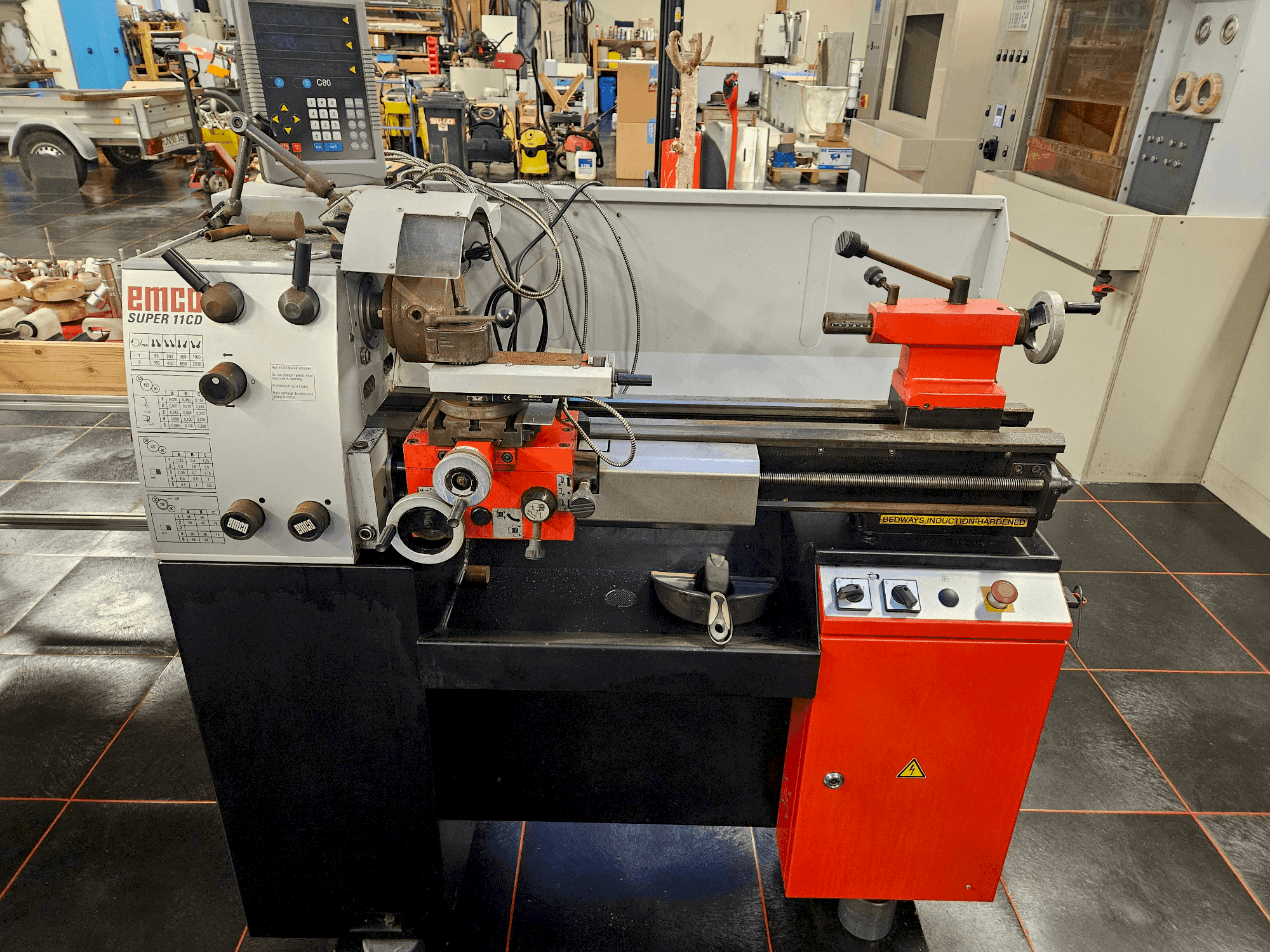 Frontansicht der EMCO SUPER11 CD Maschine