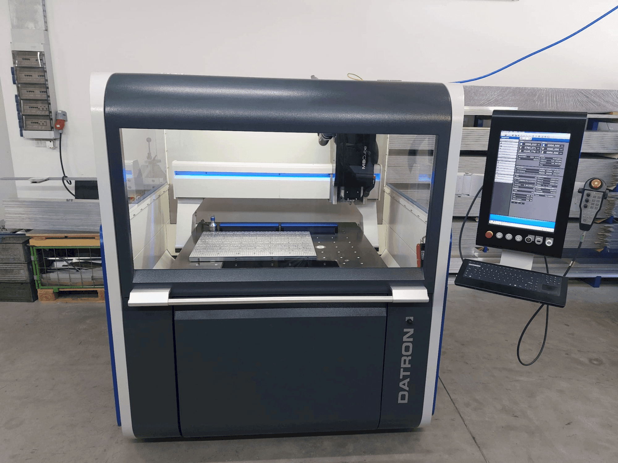 Frontansicht der Datron M8 Cube Maschine