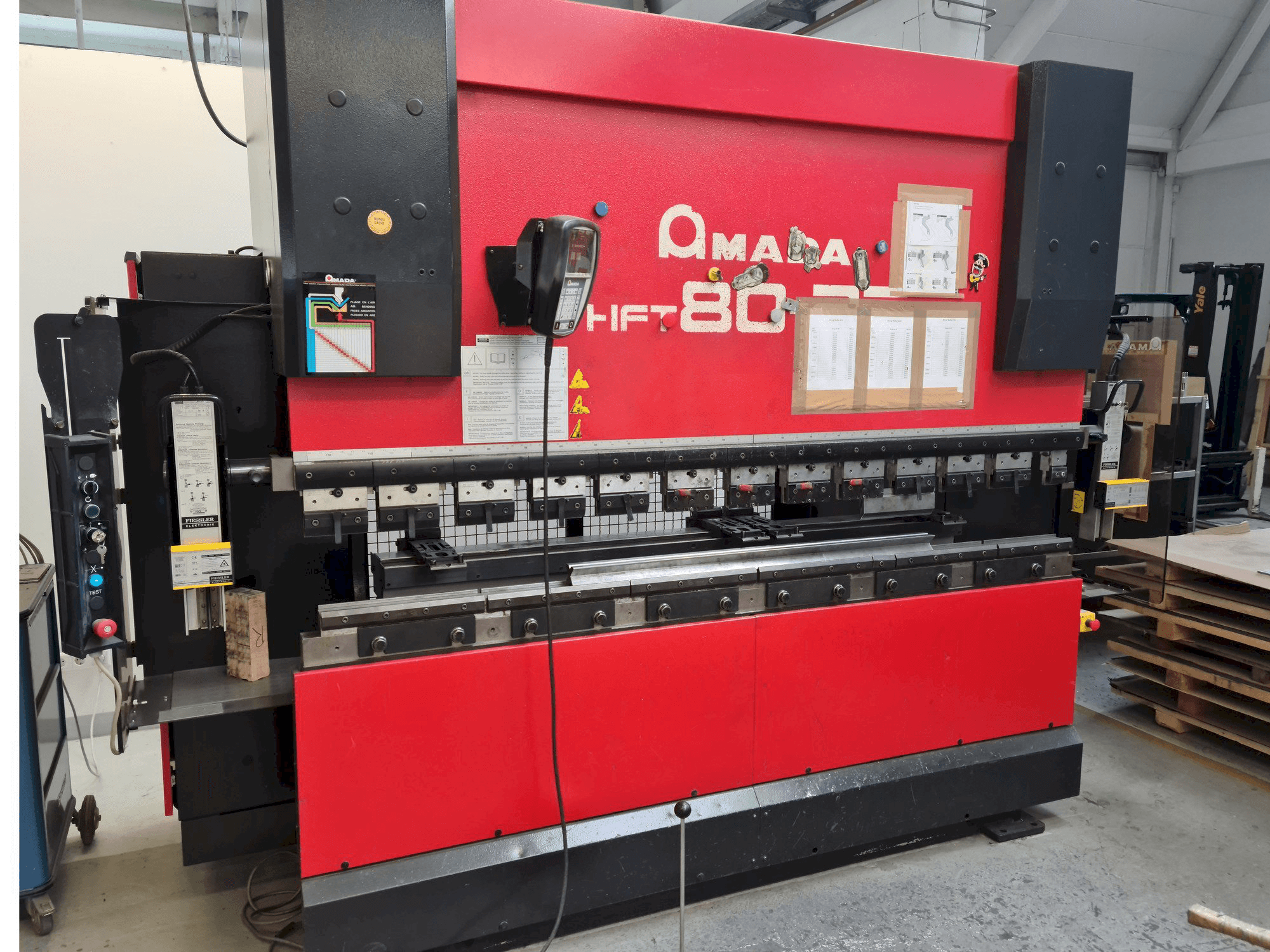 Frontansicht der AMADA HFT 80-25 Maschine