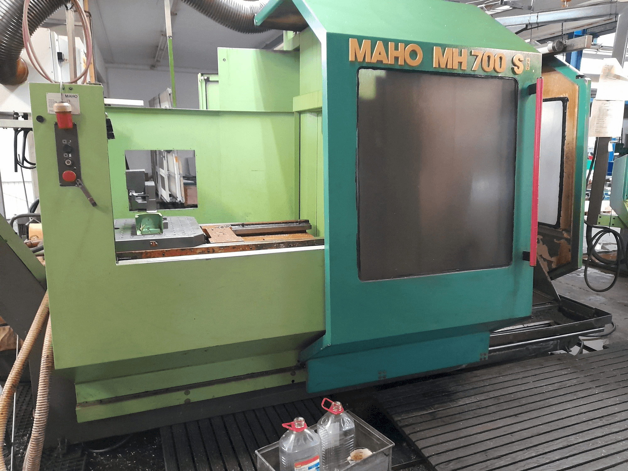 Linke Seitenansicht der MAHO MH 700 S Maschine