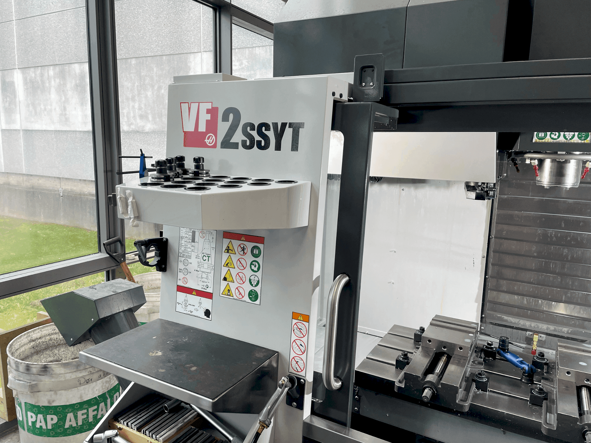 Frontansicht der HAAS VF-2SSYT Maschine