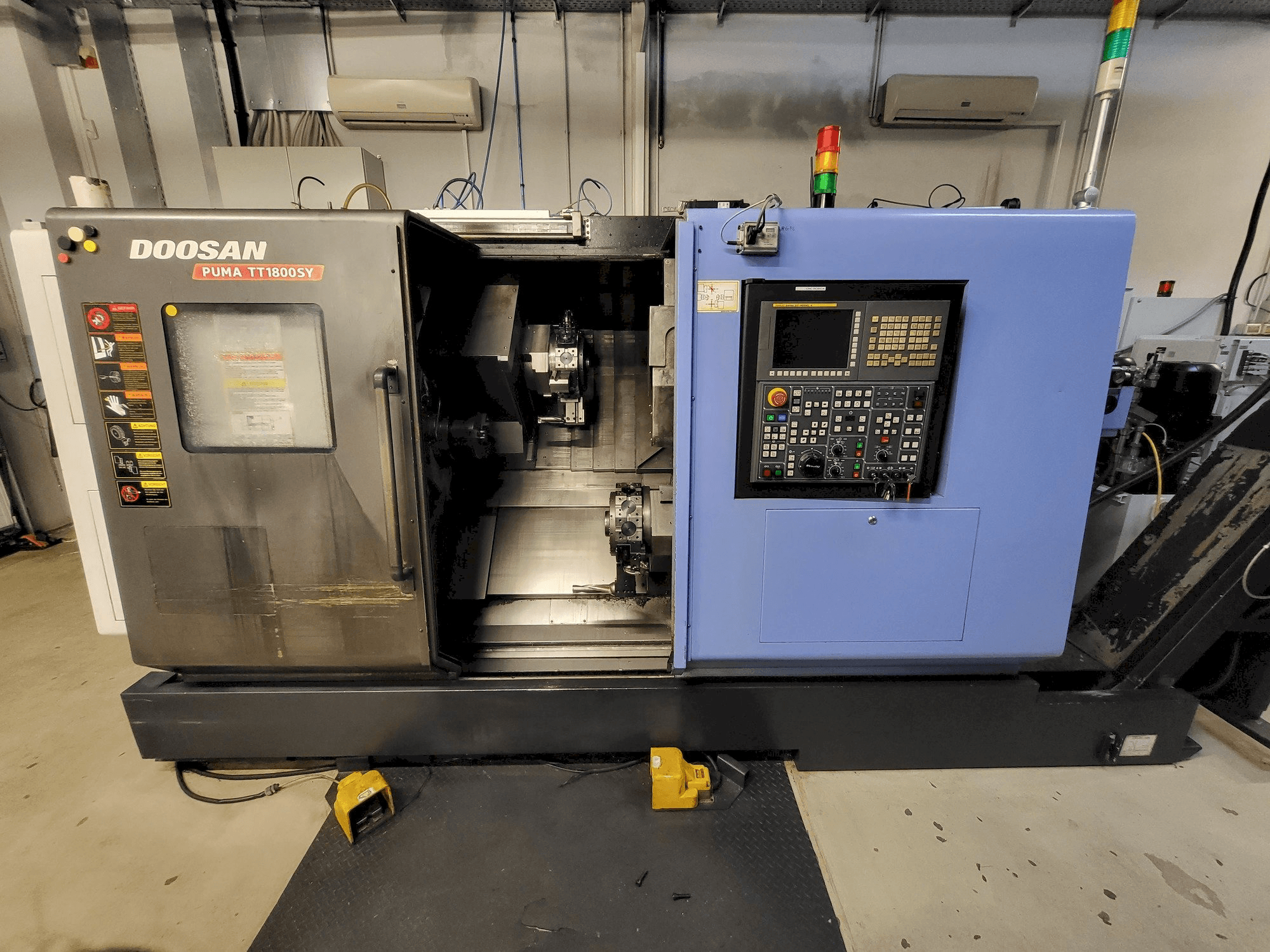 Frontansicht der DOOSAN PUMA TT1800SY Maschine