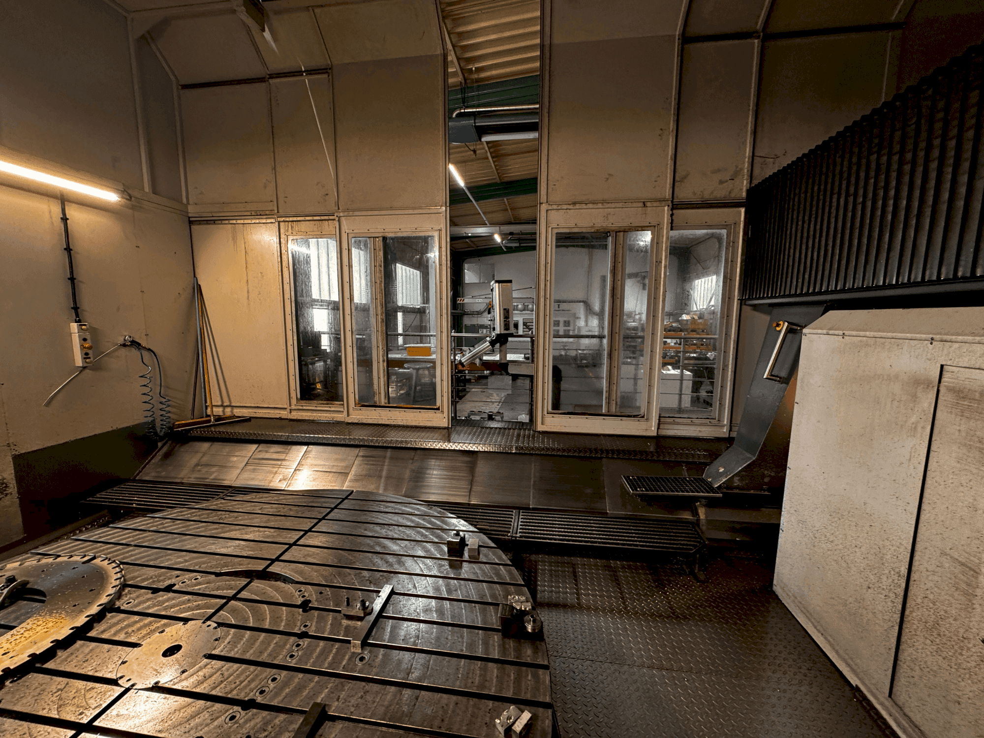 Frontansicht der AXA VPC 2800-U Maschine