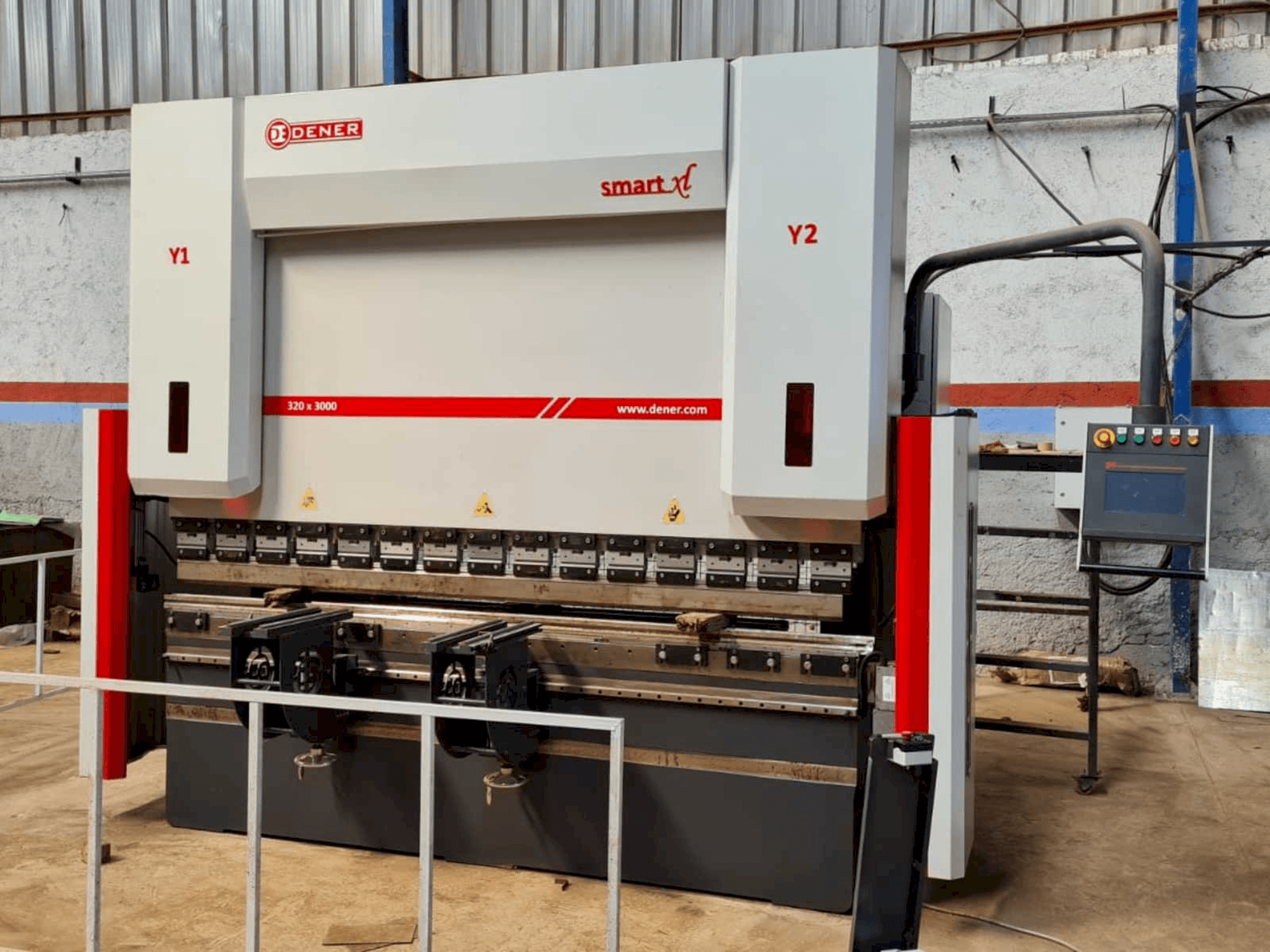 Frontansicht der DENER SX 30320 Maschine