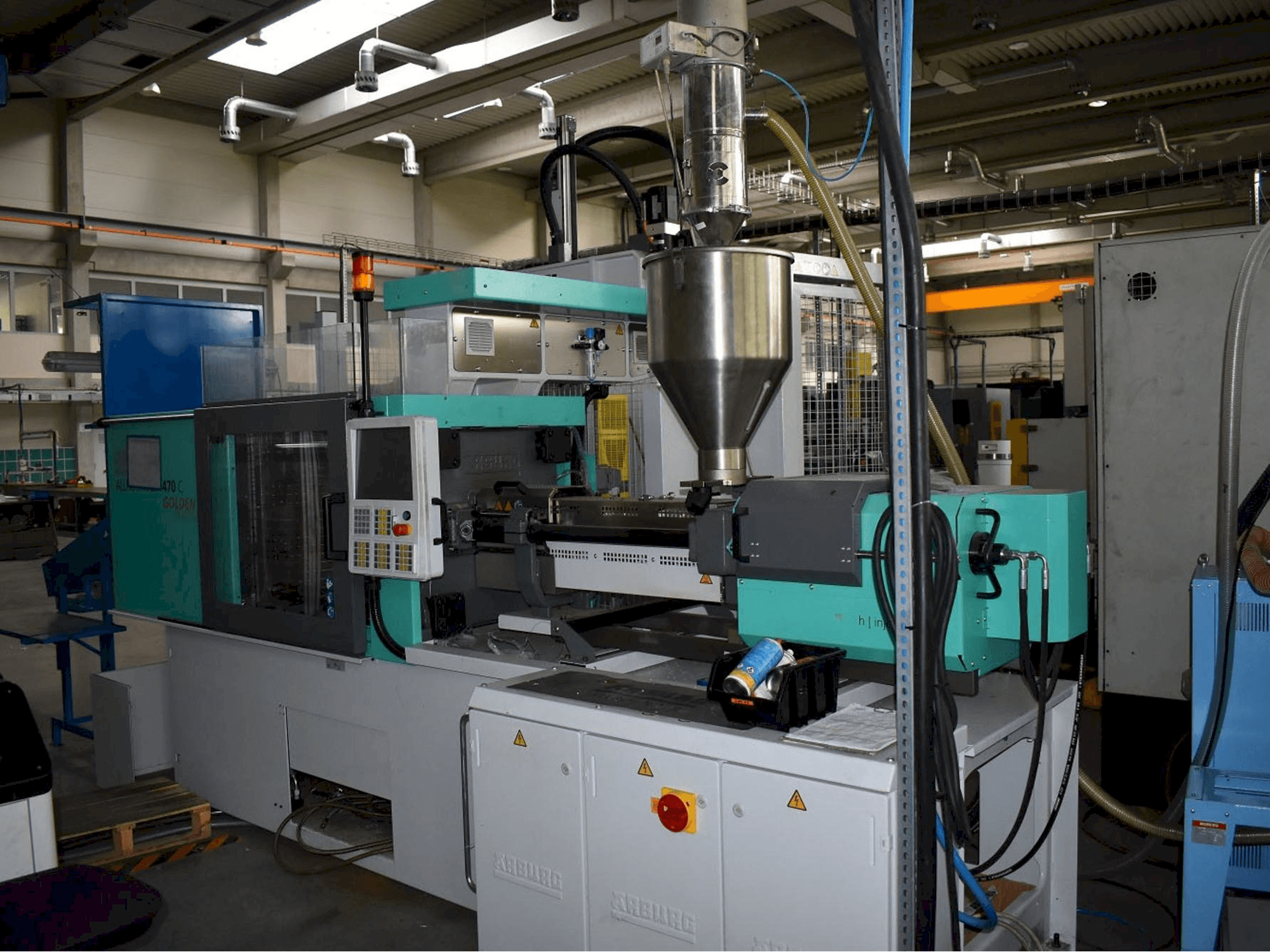 Frontansicht der Arburg ALLROUNDER 470 C 1500 - 400 Maschine