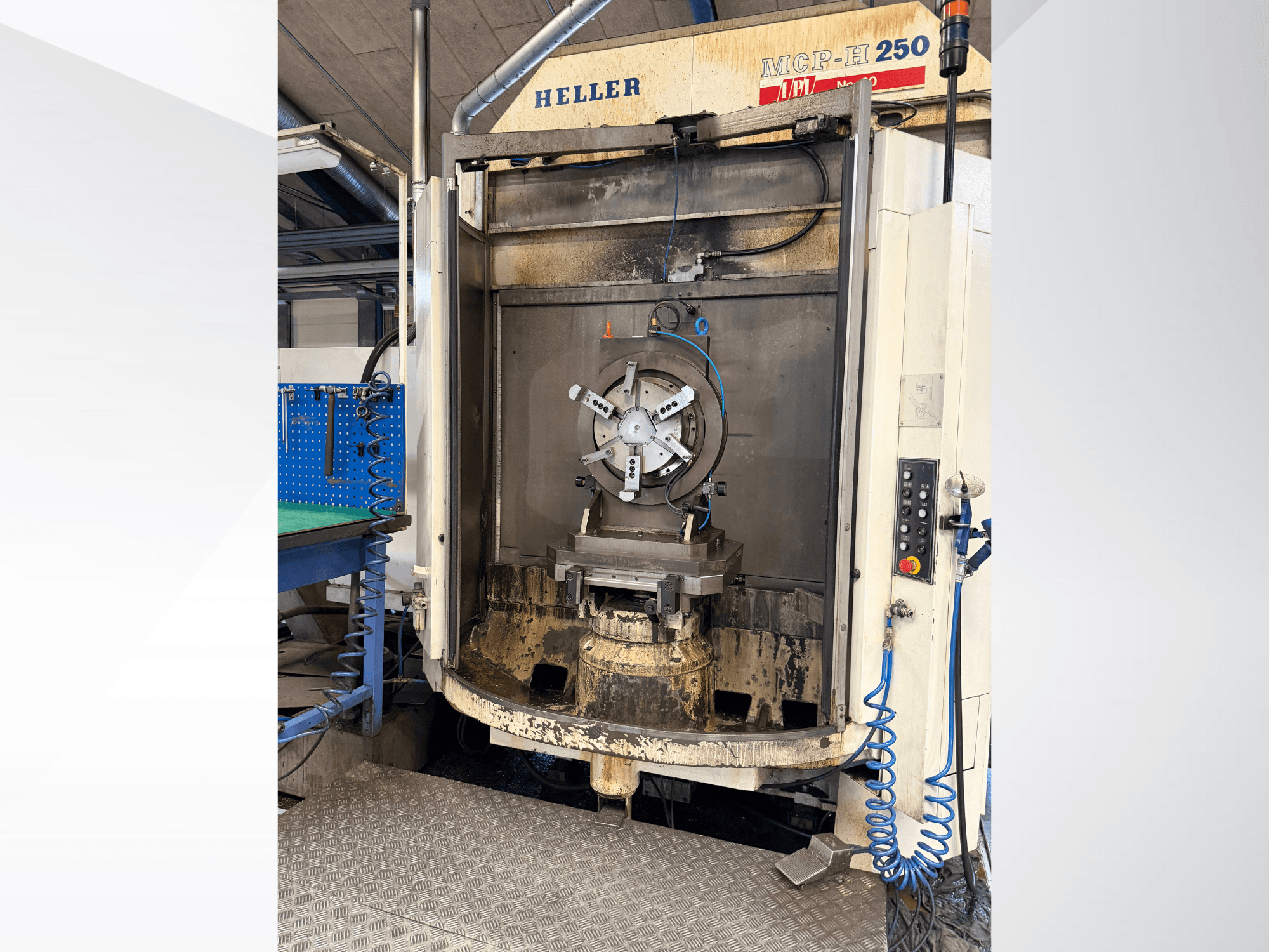 Frontansicht des Horizontal-Bearbeitungszentrums HELLER MCP 250 mit Bedienfeld, Werkstückaufnahmen und Bearbeitungsbereich.