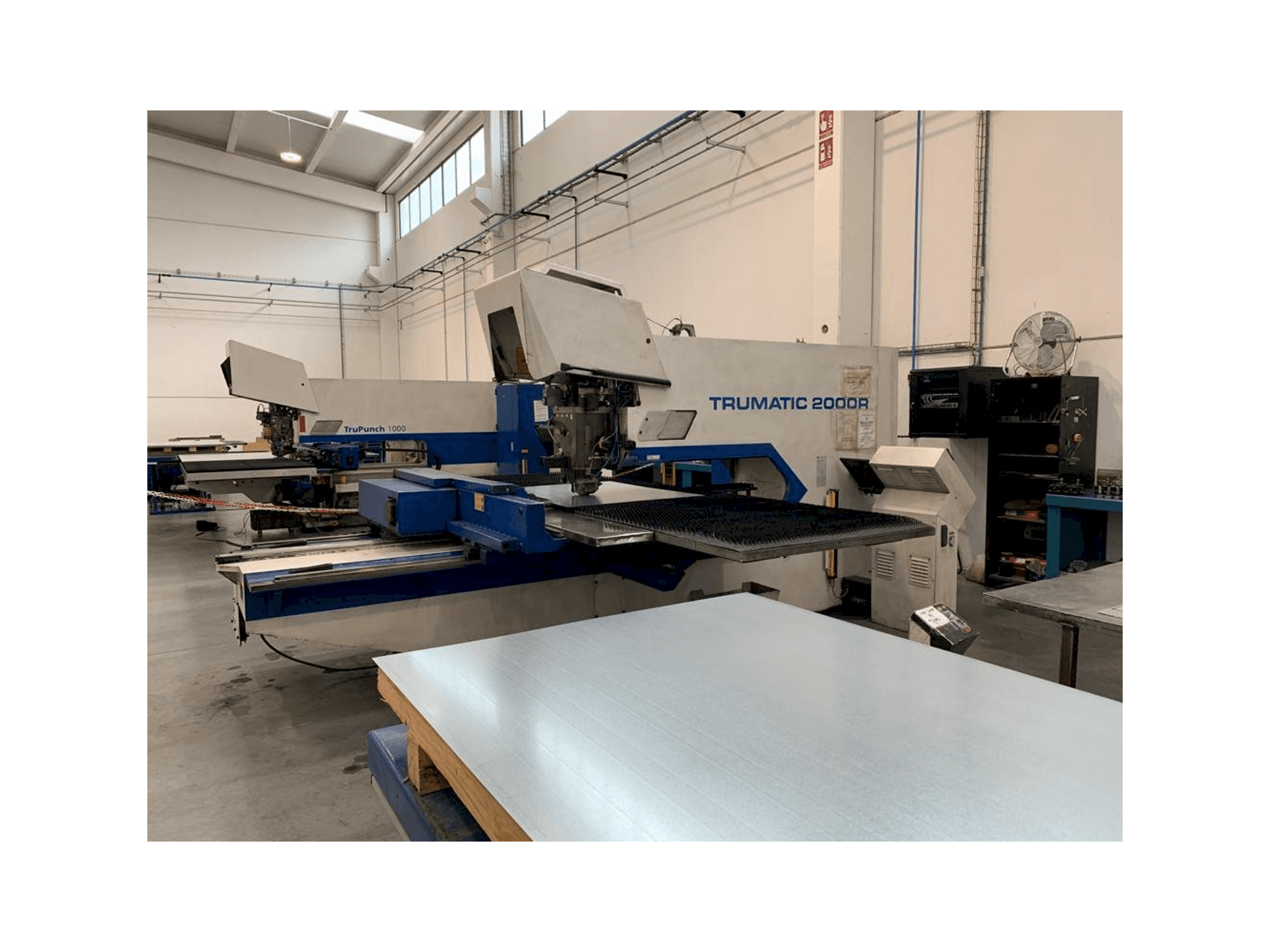 Frontansicht der Trumpf Trumatic 2000 R Maschine