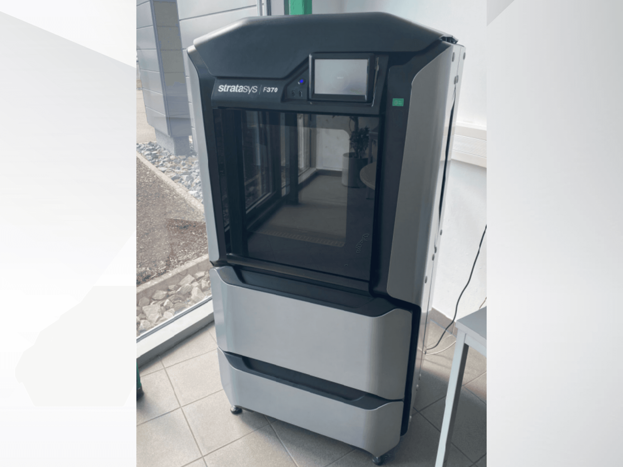 Stratasys F370 Kunststoff-3D-Drucker, Vorderansicht, mit schlankem, schwarz-grauem Design und Touchscreen-Display.