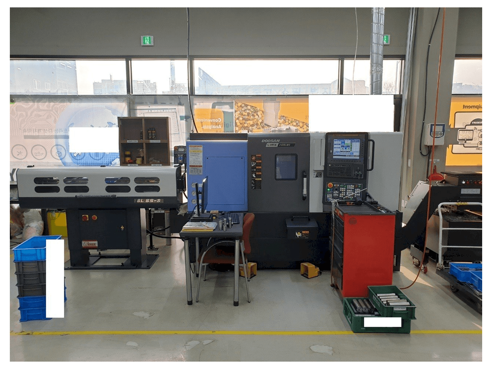 Frontansicht der Doosan LYNX2100LMSB Maschine