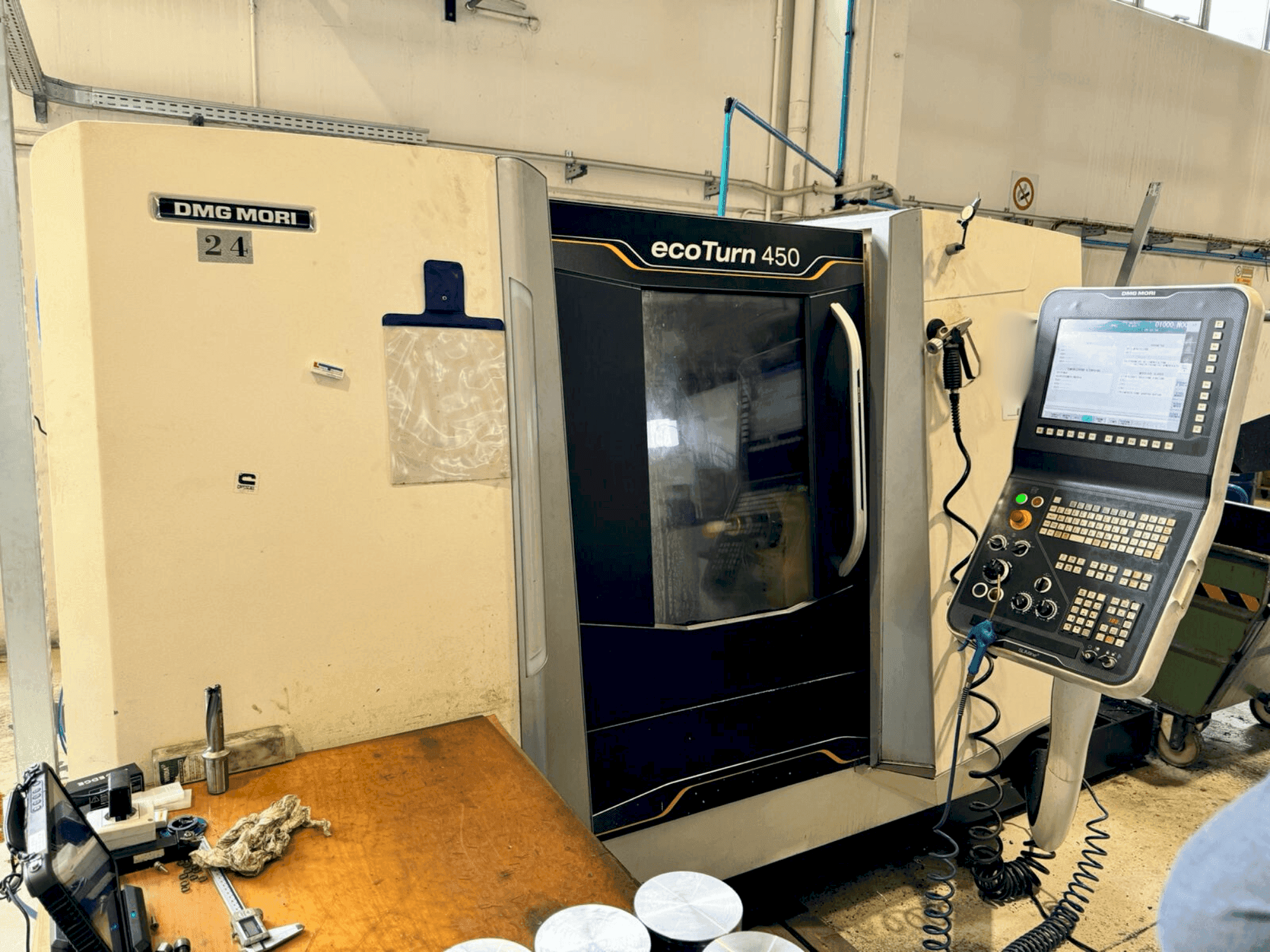 Frontansicht der DMG MORI EcoTurn 450 V3 Maschine