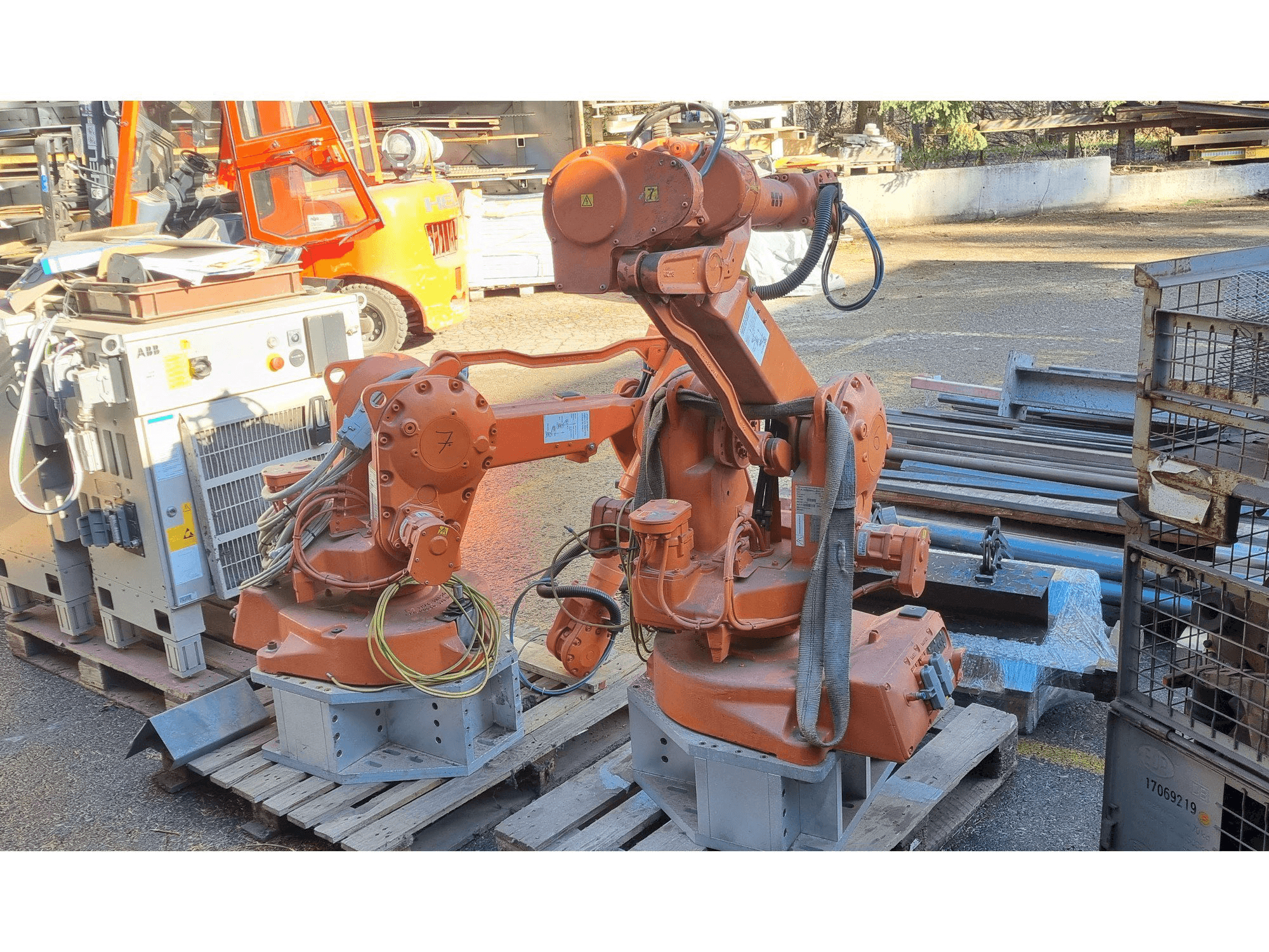 Frontansicht der ABB IRB2400 M2000 Maschine