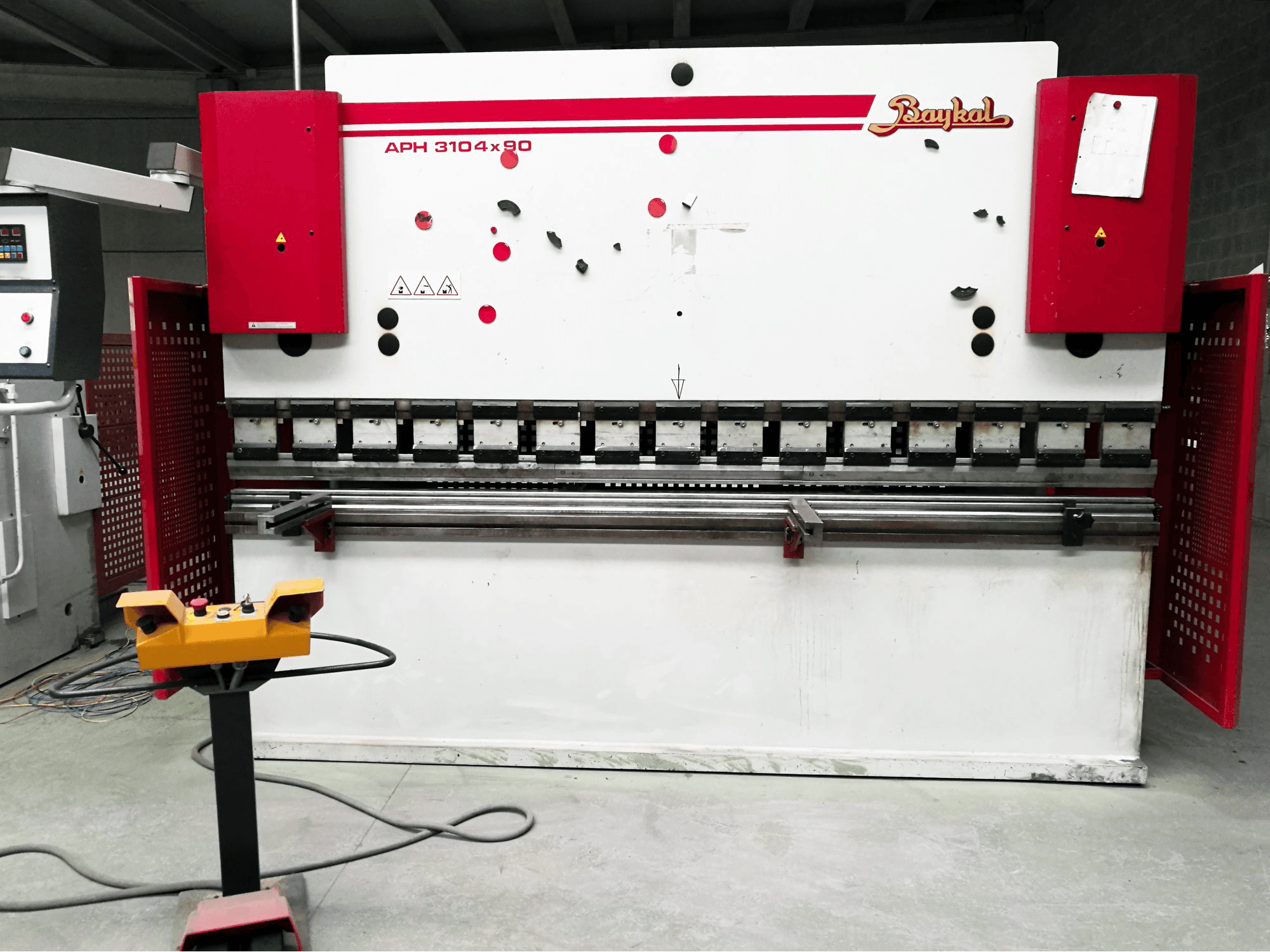 Frontansicht der Baykal APH 3104x90 Maschine