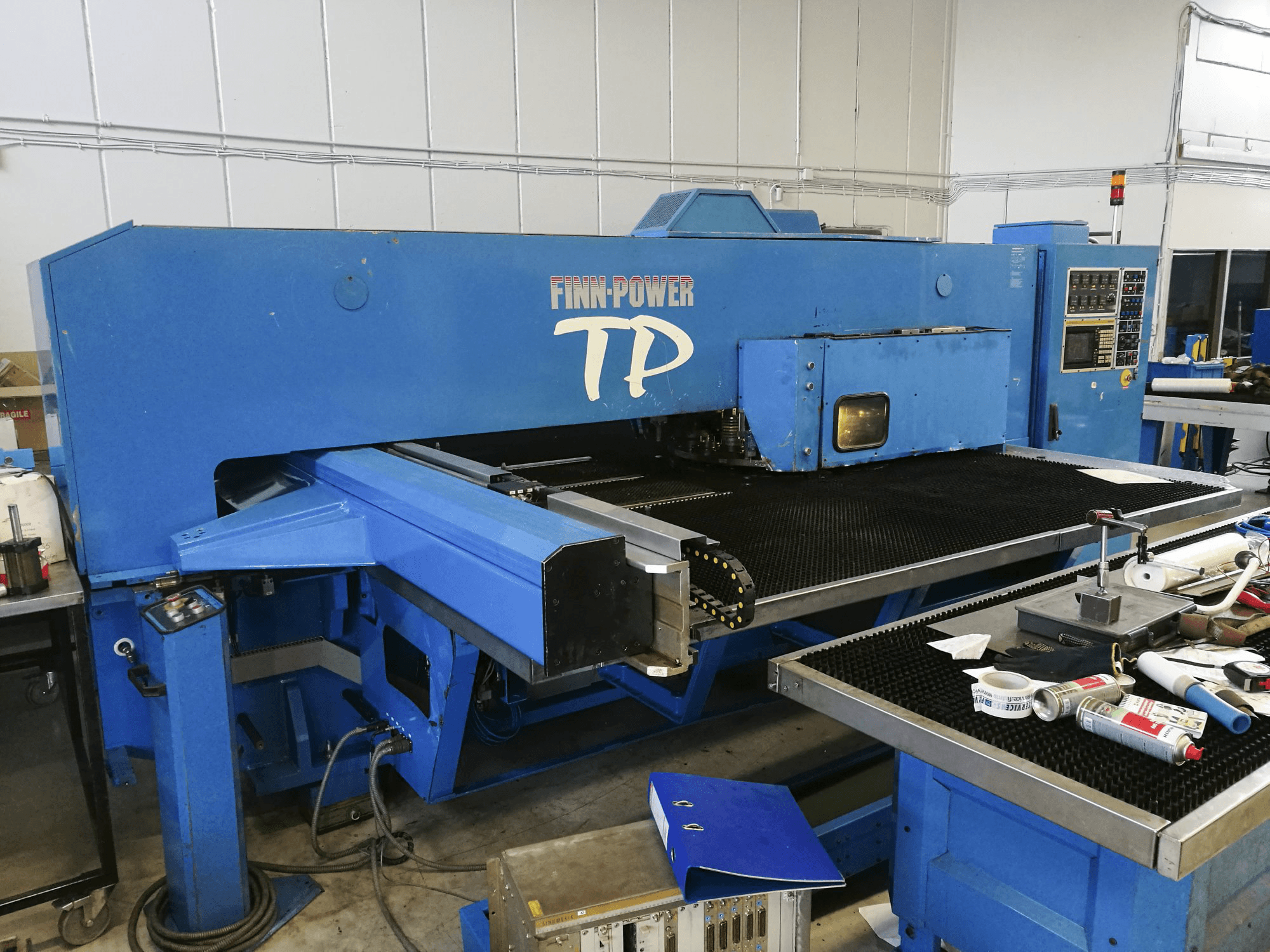 Linke Ansicht der Finn-Power TP 2525 Maschine