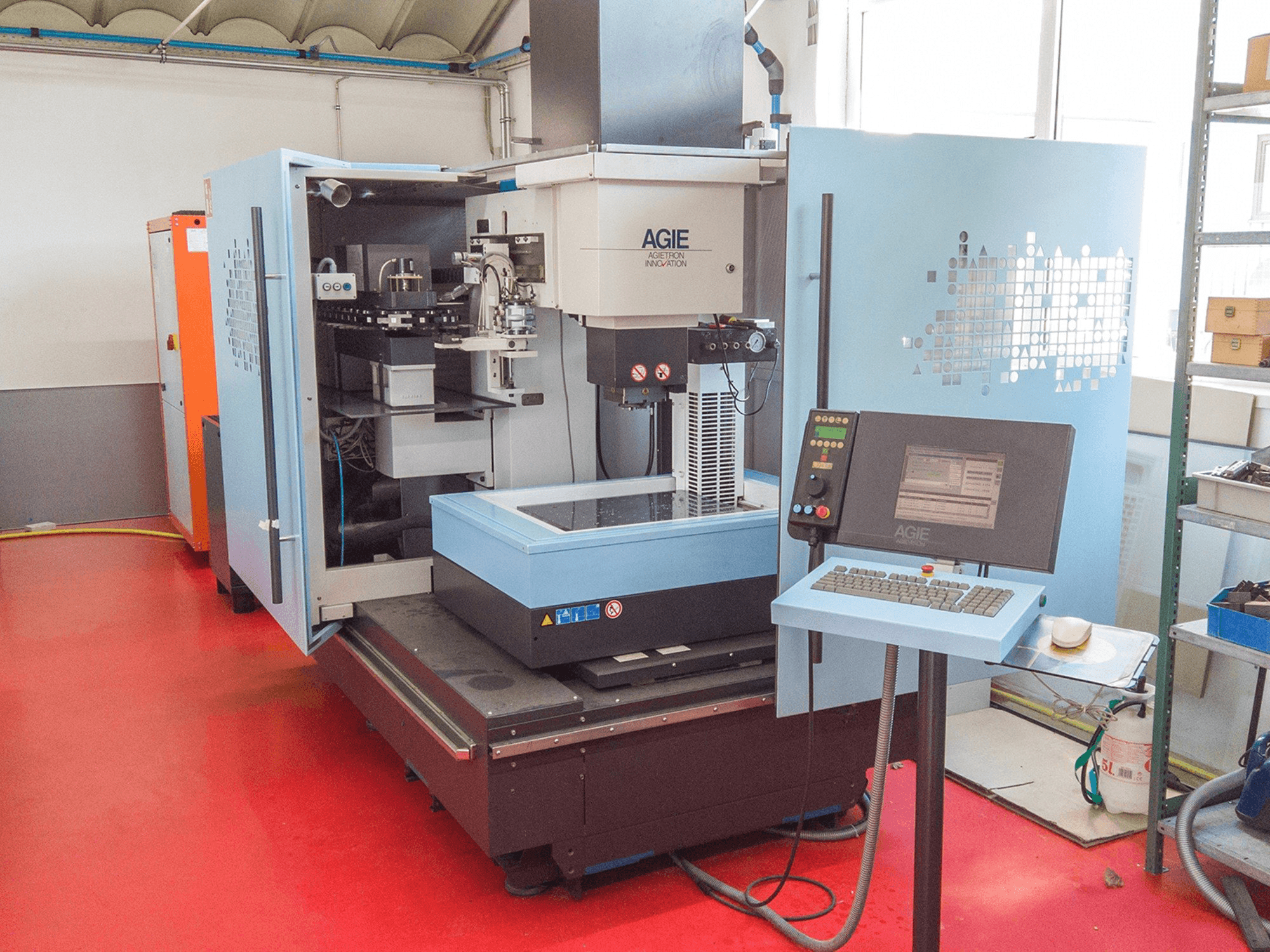 Frontansicht der AGIE AGIETRON INNOVATION 2 Maschine