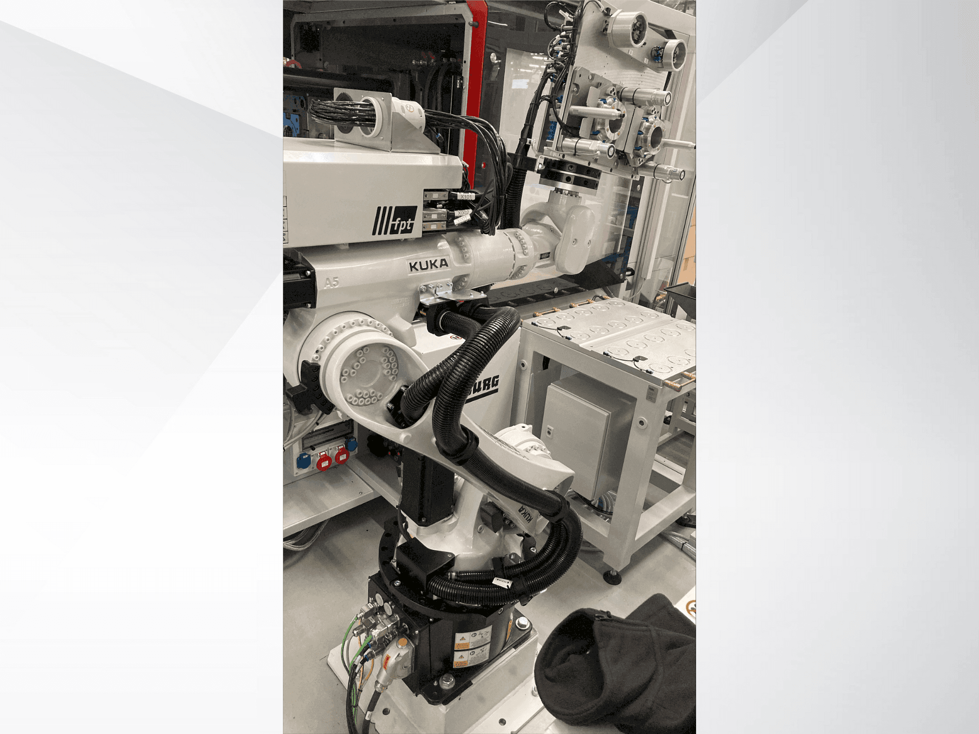 Frontansicht der KUKA KR 22 R1610-2 Maschine