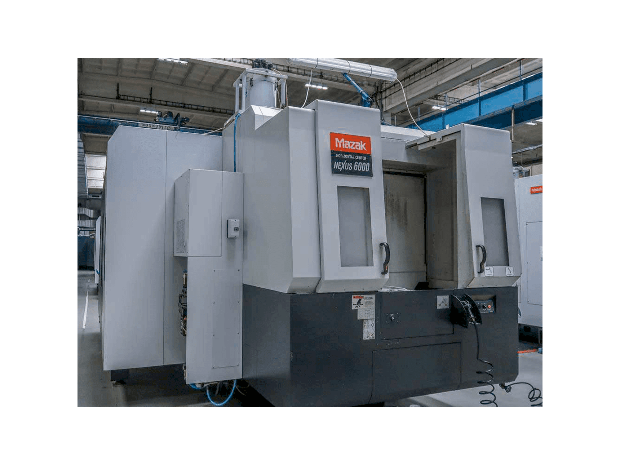 Frontansicht der Mazak NEXUS HCN 6000 Maschine