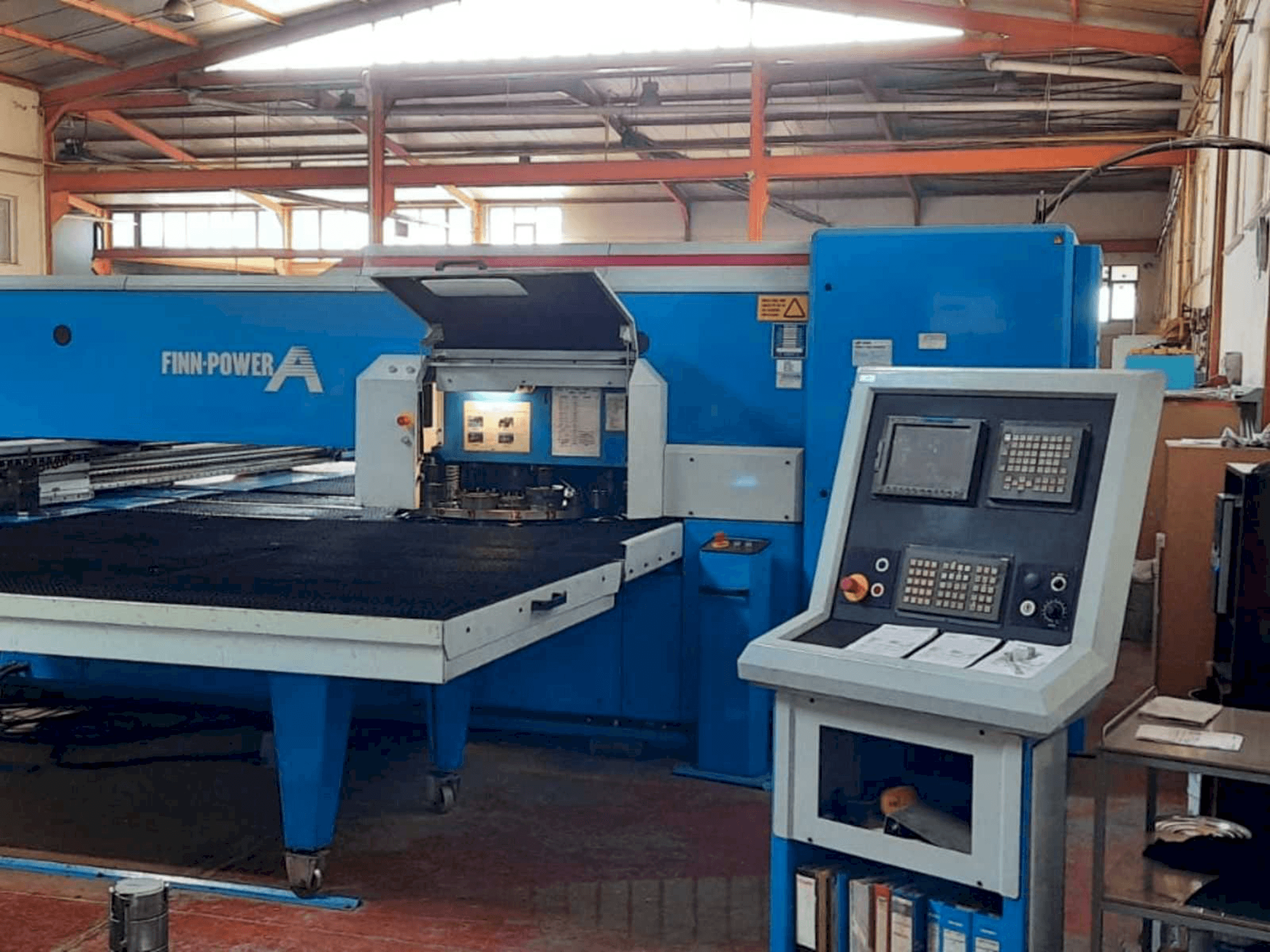 Frontansicht der Finn-Power A525F Maschine