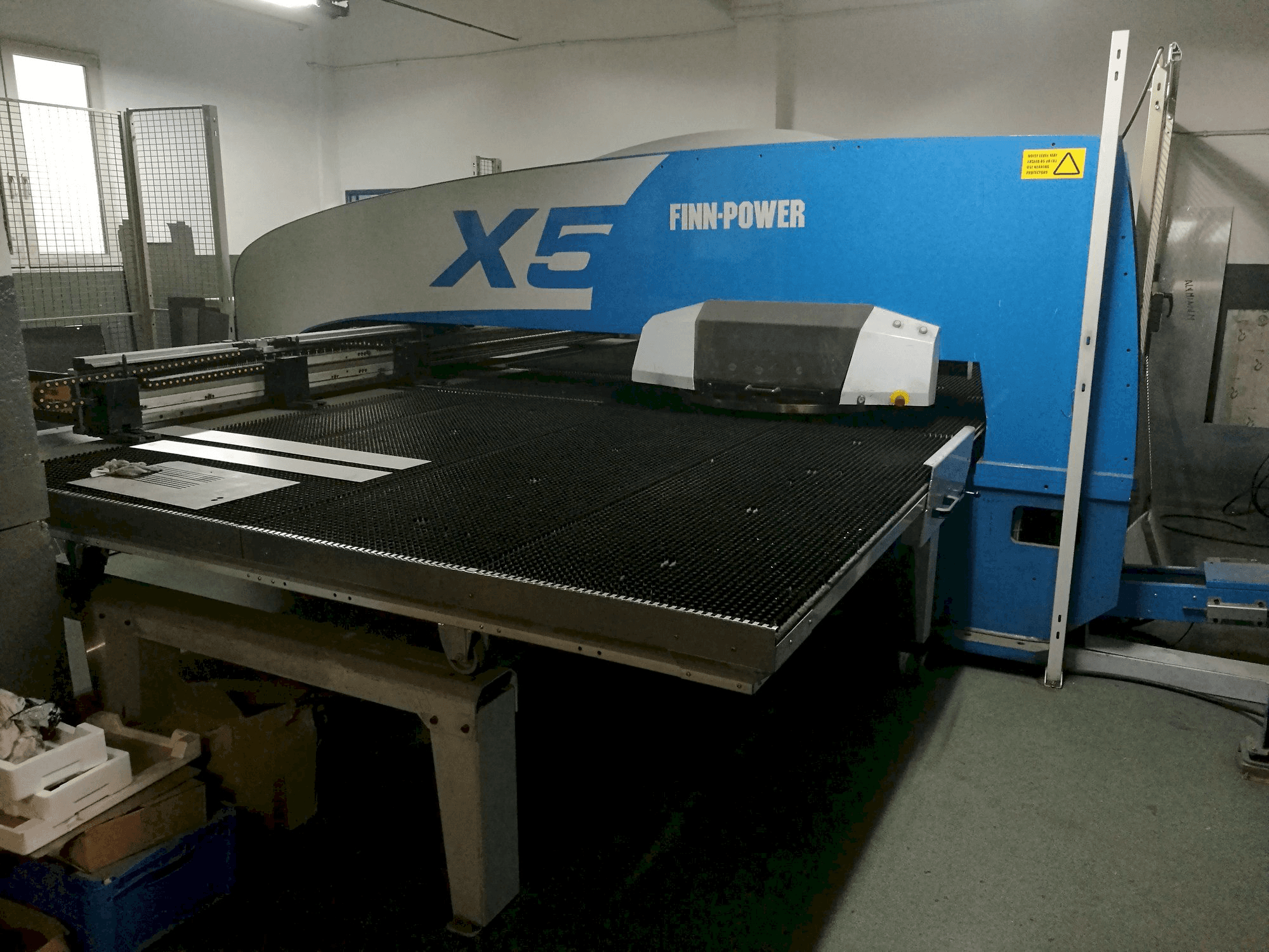Linke Seitenansicht der Finn-Power X5 12 06 Maschine
