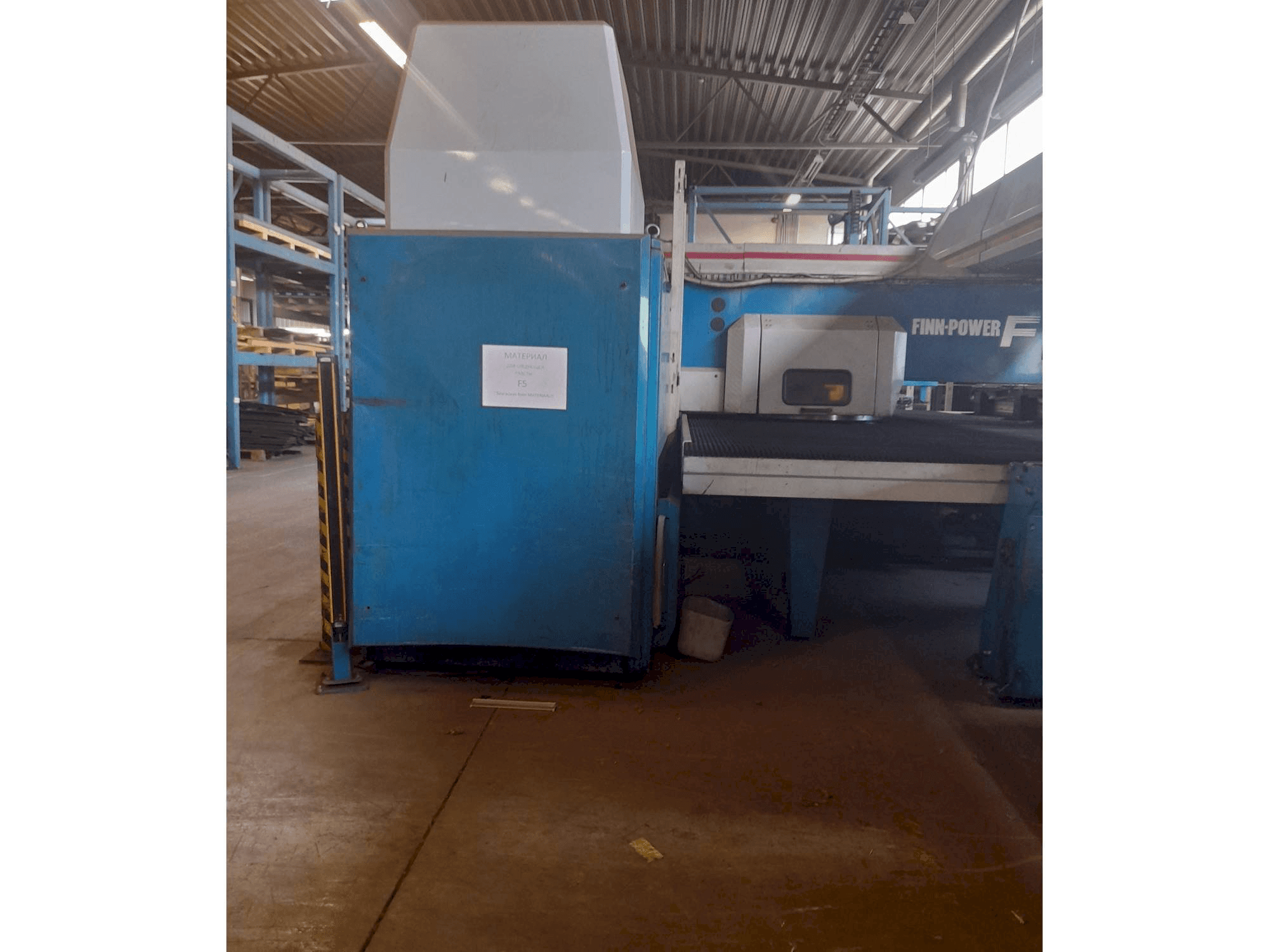 Frontansicht der Finn-Power Maschine