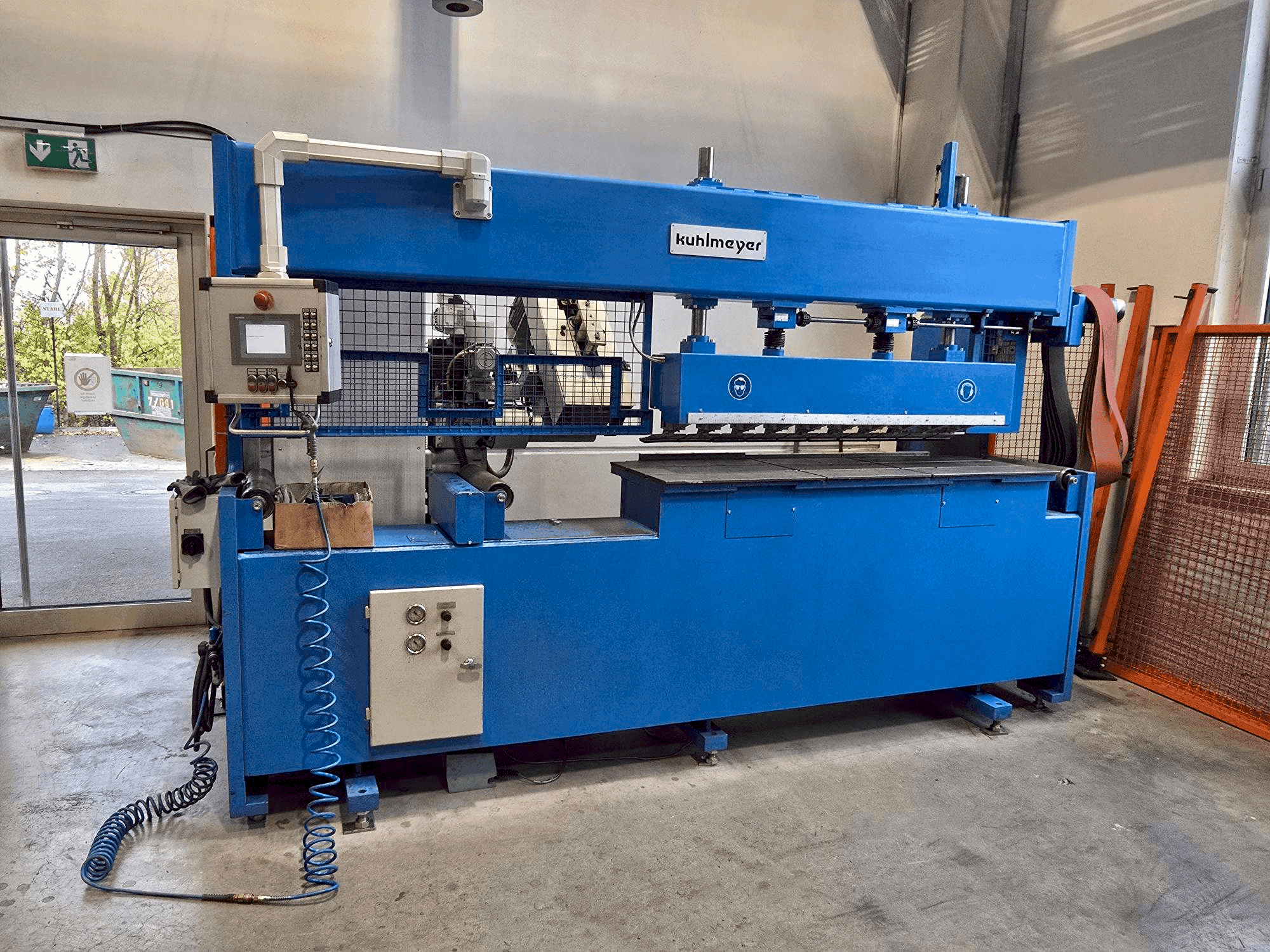 Frontansicht der KUHLMEYER Fasen Fix 4.1-1500 Maschine