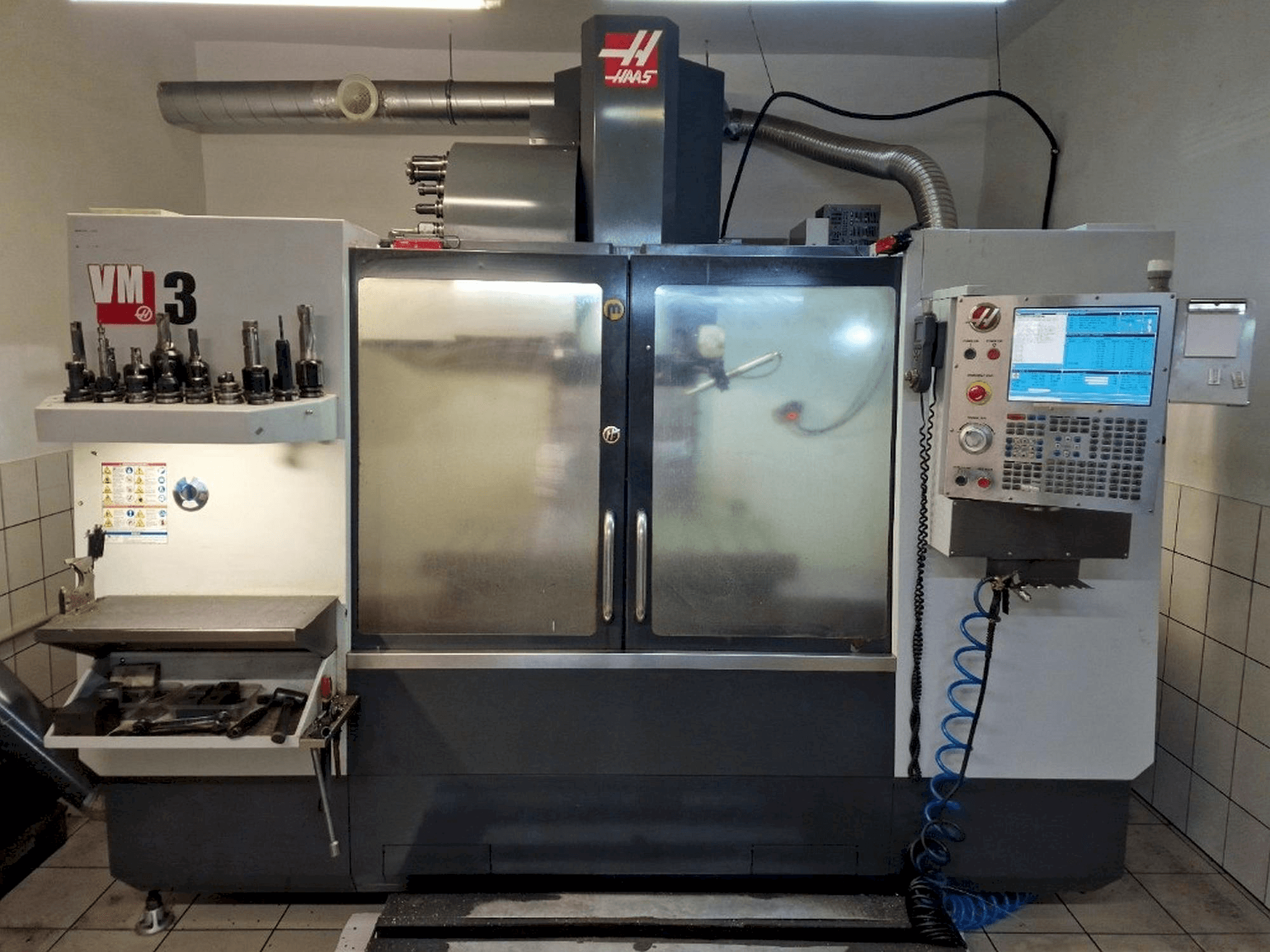 Frontansicht der HAAS VM-3 Maschine