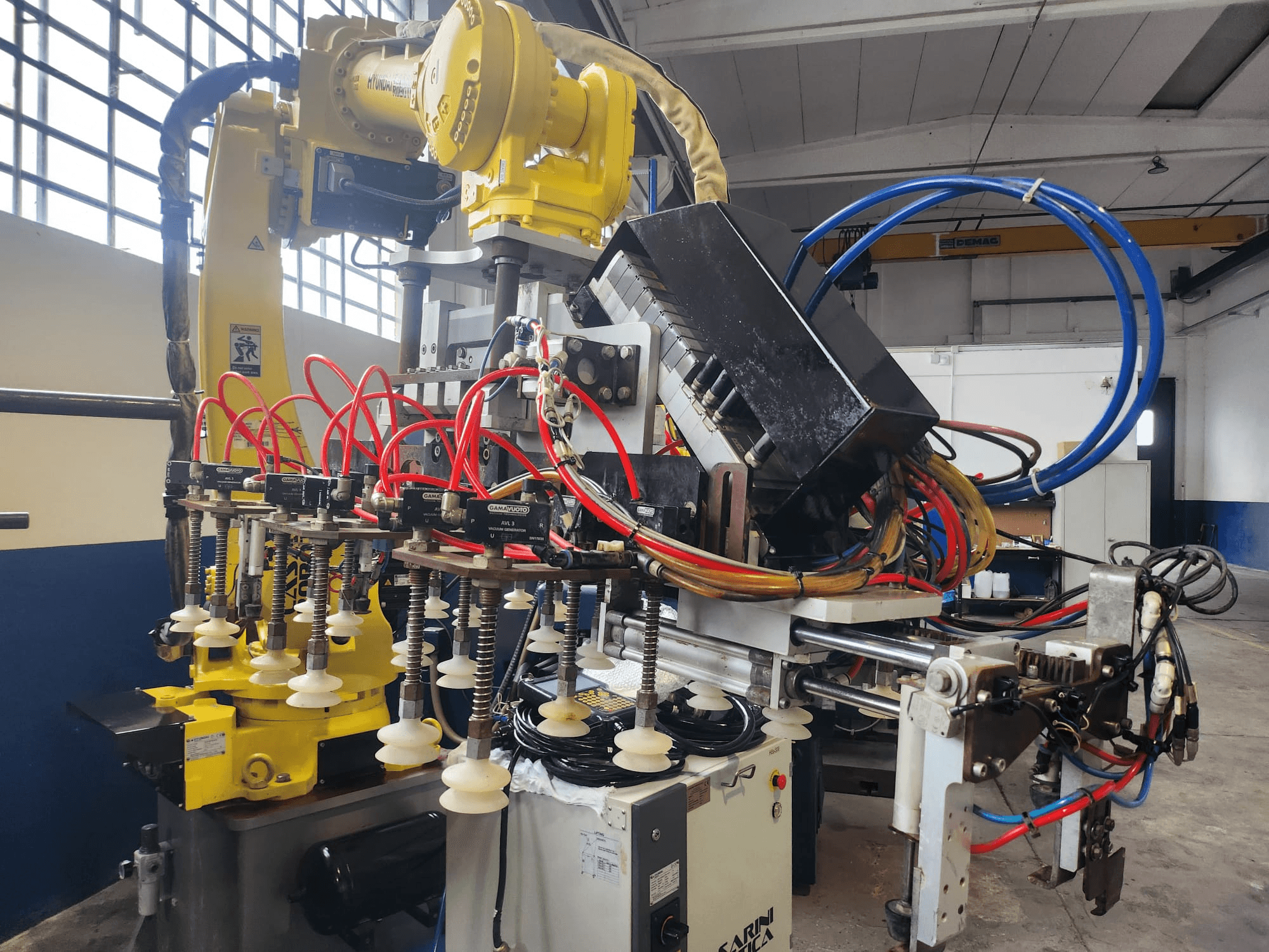 Hyundai Hi 5a-S-Roboterarm in der Vorderansicht, mit zahlreichen Schläuchen, Steuerungskomponenten und einer komplexen Anordnung von Kabeln.