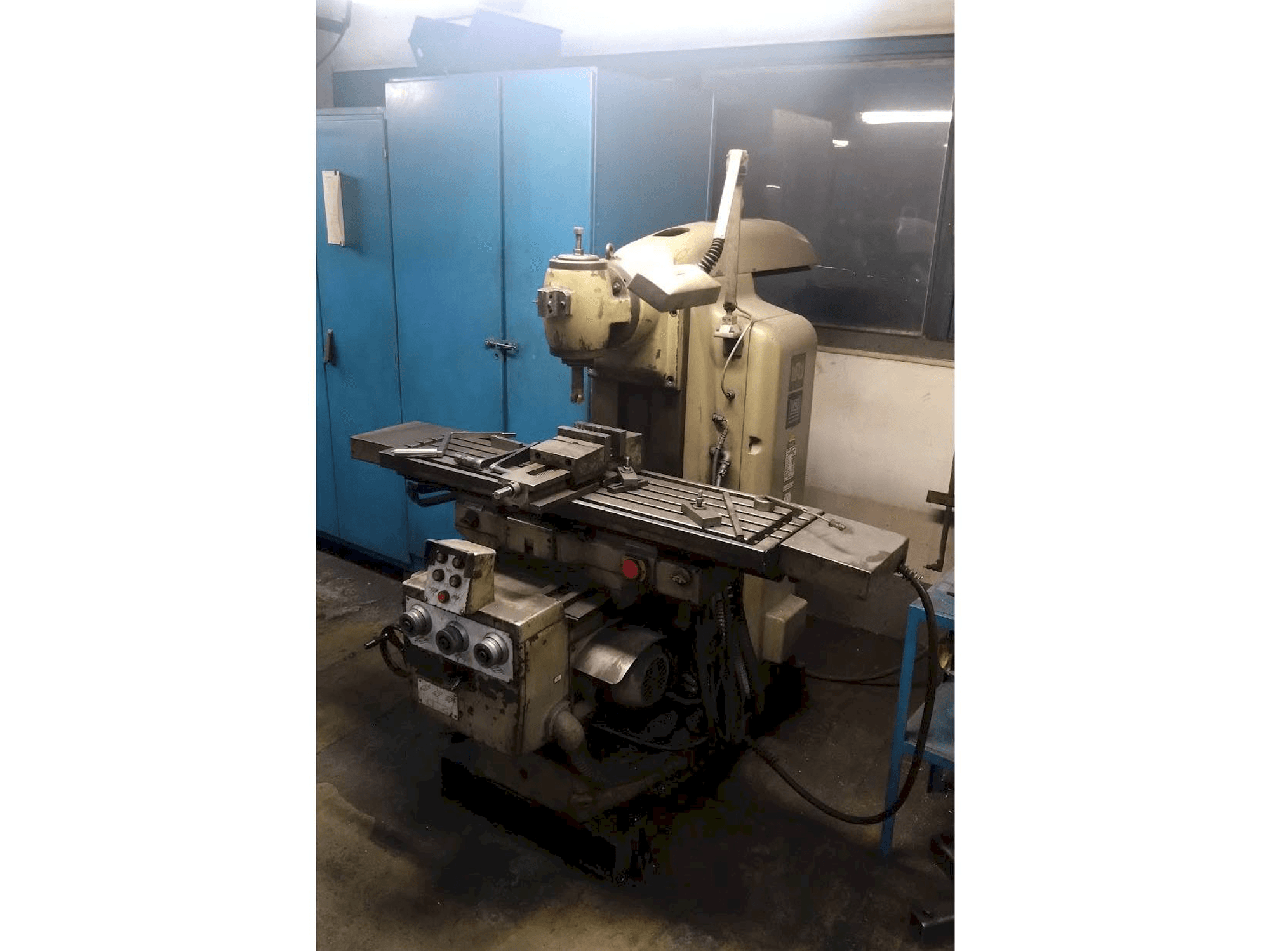 Frontansicht der FU 250x1000 Maschine