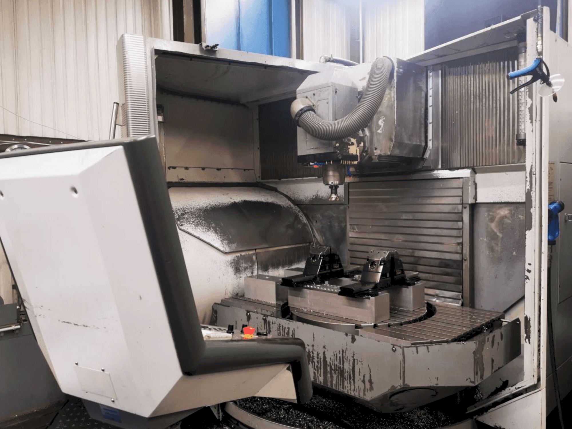 Working room of DECKEL MAHO DMU 100T machine