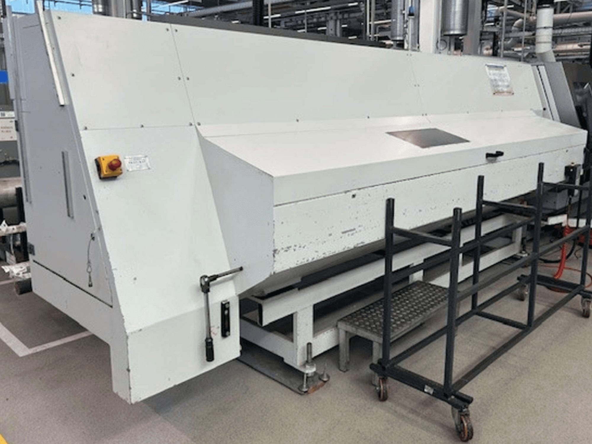 Drehfräszentrum Index G 200 RATIO LINE in der Seitenansicht, mit weißem Gehäuse und Sicherheitskontrollen für den Betrieb.