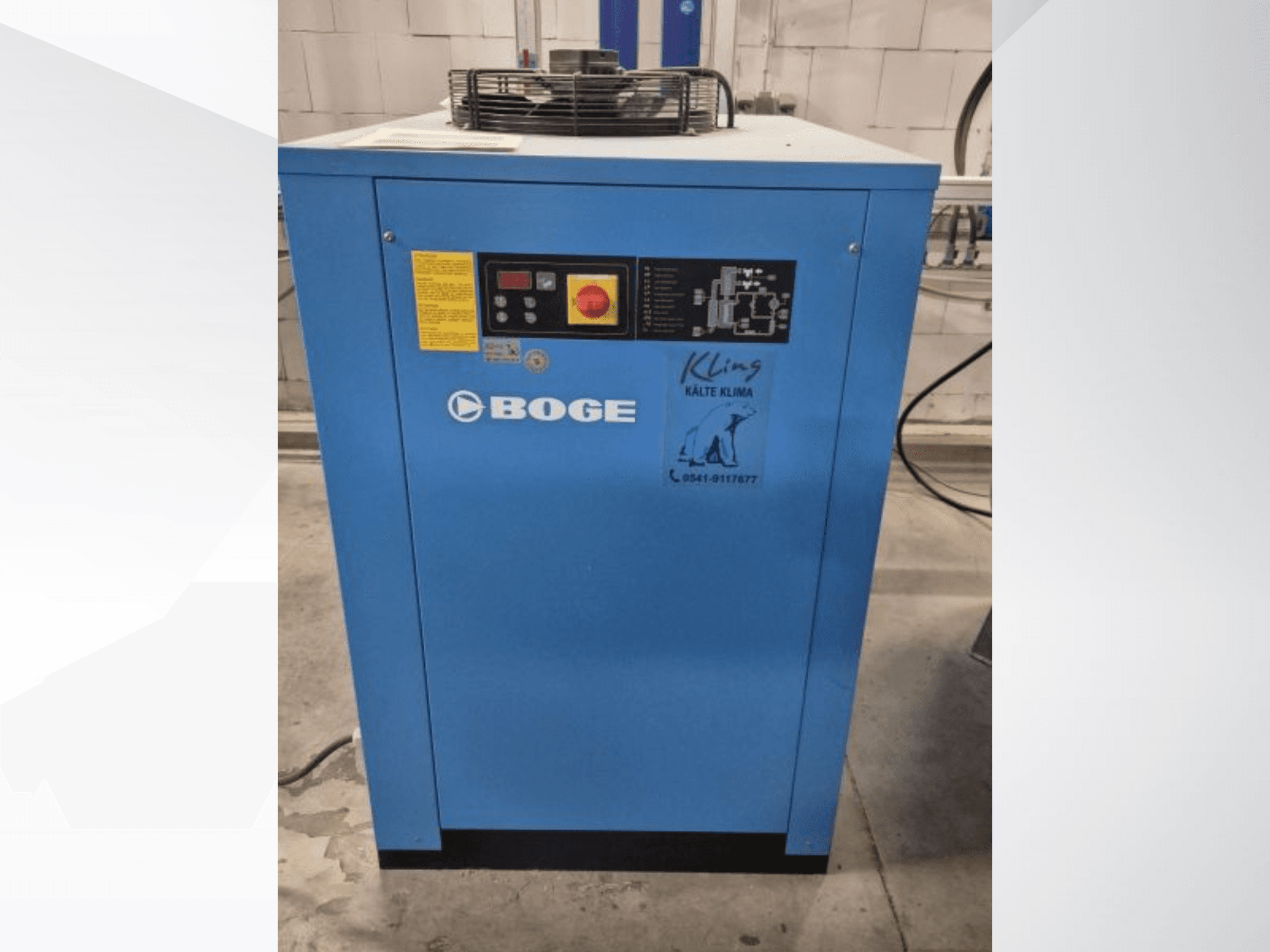 Frontansicht von BOGE S 111-4, einem blauen Industriekühlgerät mit Bedienfeld und Warnschildern.