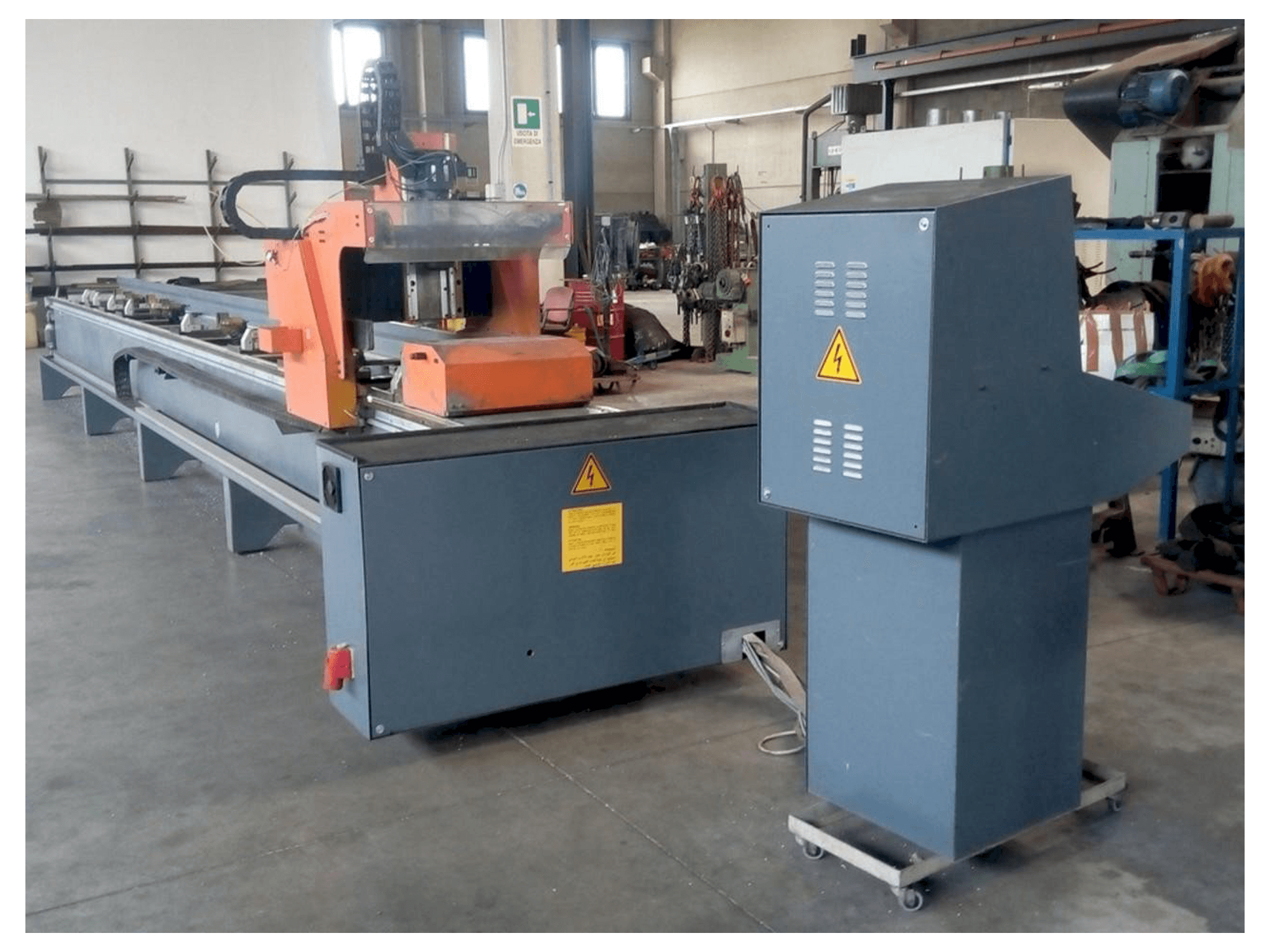 Frontansicht der Tekna UT 426/3 Maschine