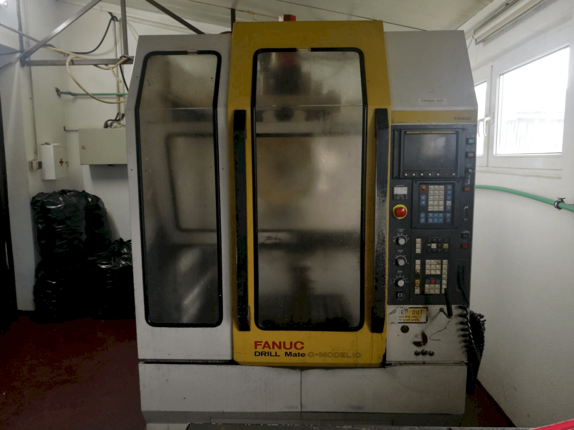 Frontansicht der FANUC DRILL MATE C-MODEL 10 Maschine