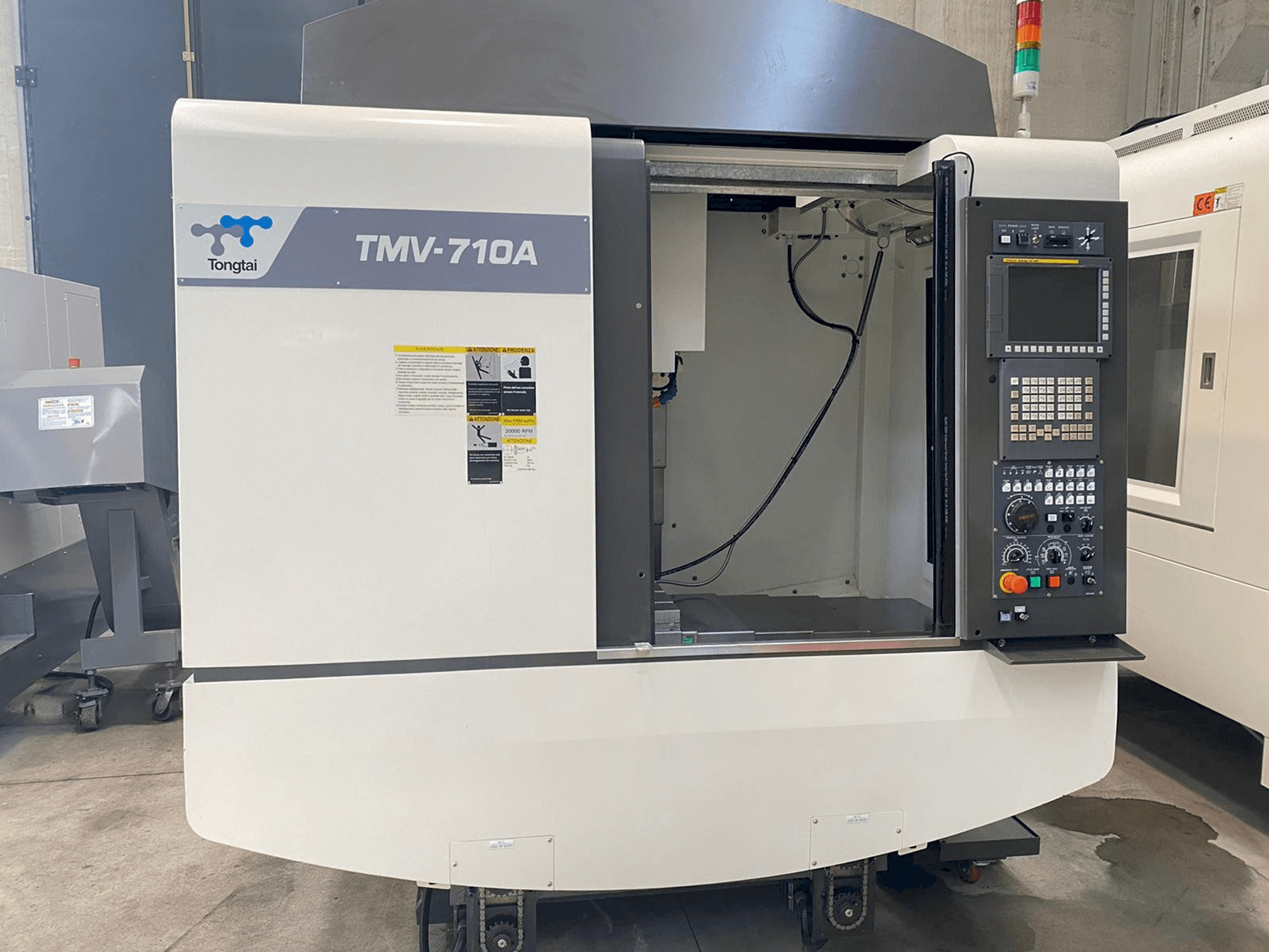 Frontansicht der Tongtai TMV-710A Maschine